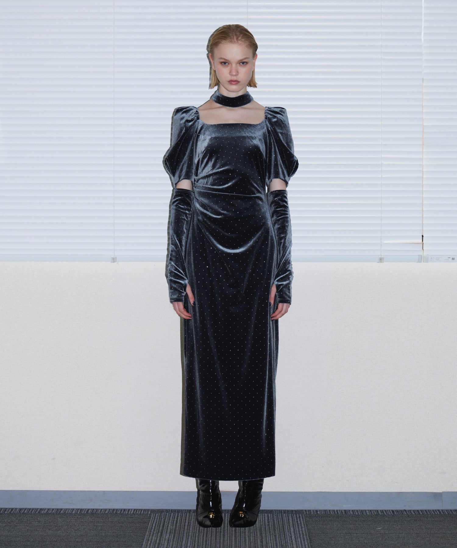 GRINT VELOUR DRESS チャコール 正面全身着用