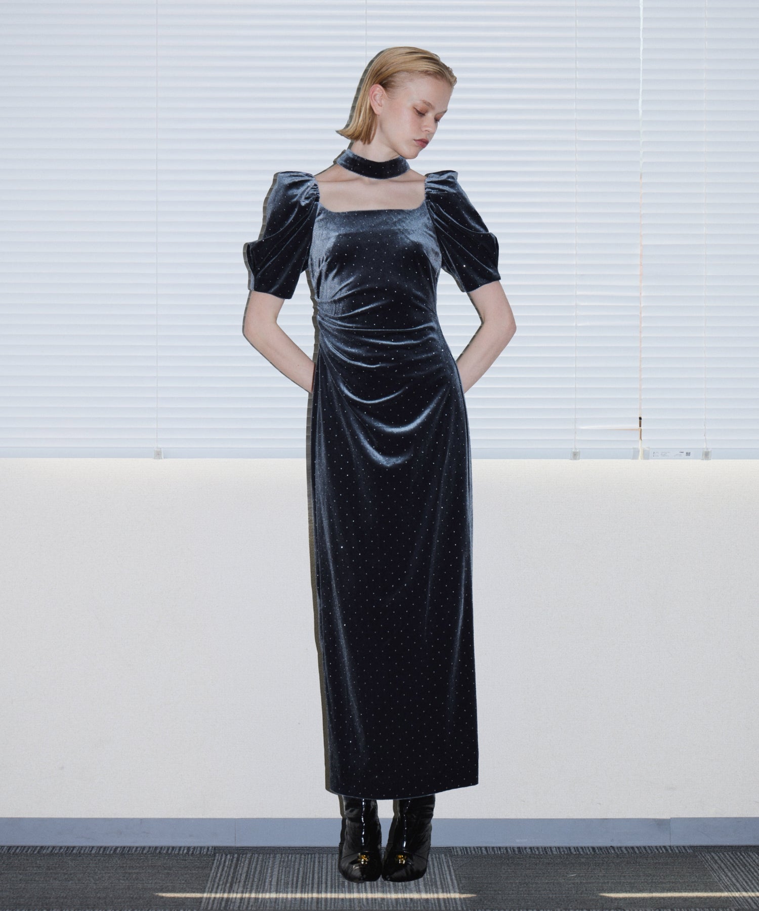 GRINT VELOUR DRESS チャコール 正面全身着用ポーズ