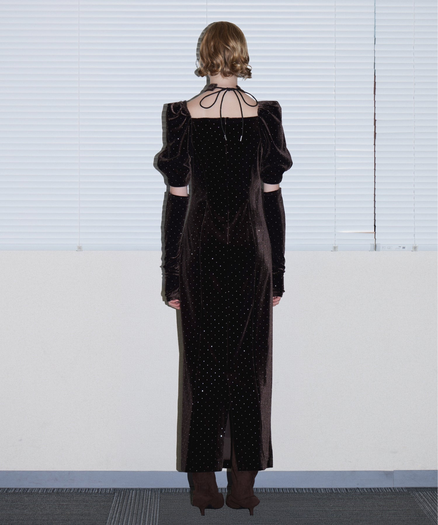 GRINT VELOUR DRESS ダークブラウン 背面全身着用