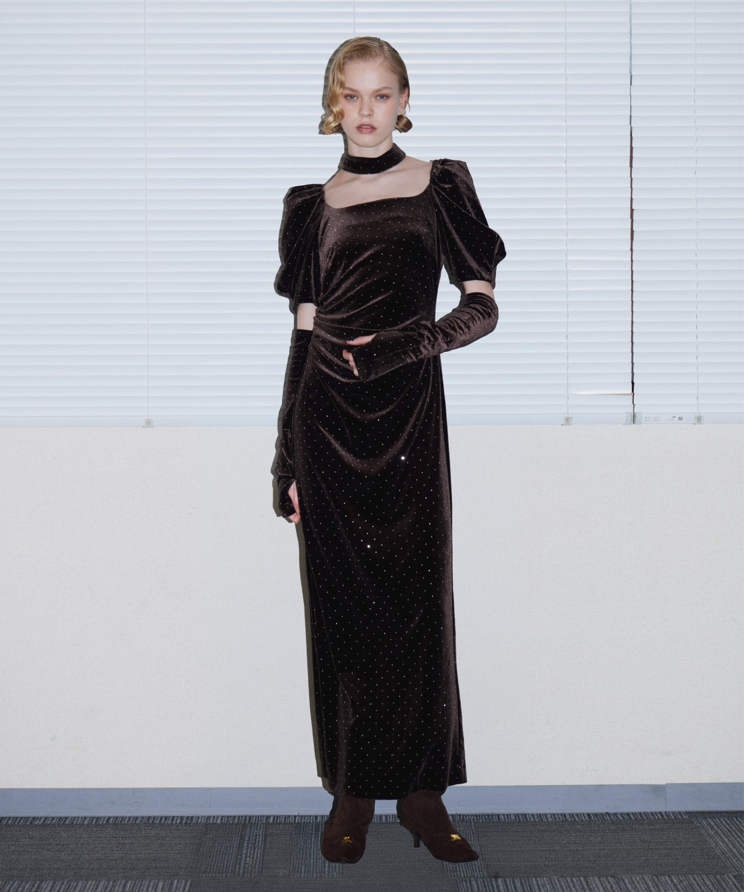 GRINT VELOUR DRESS ダークブラウン 正面全身着用ポーズ