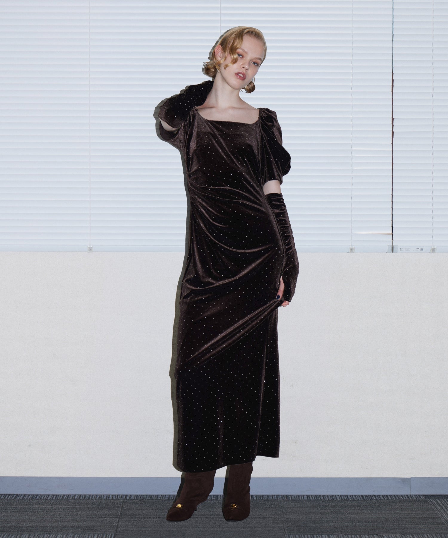GRINT VELOUR DRESS ダークブラウン 正面全身着用ポーズ