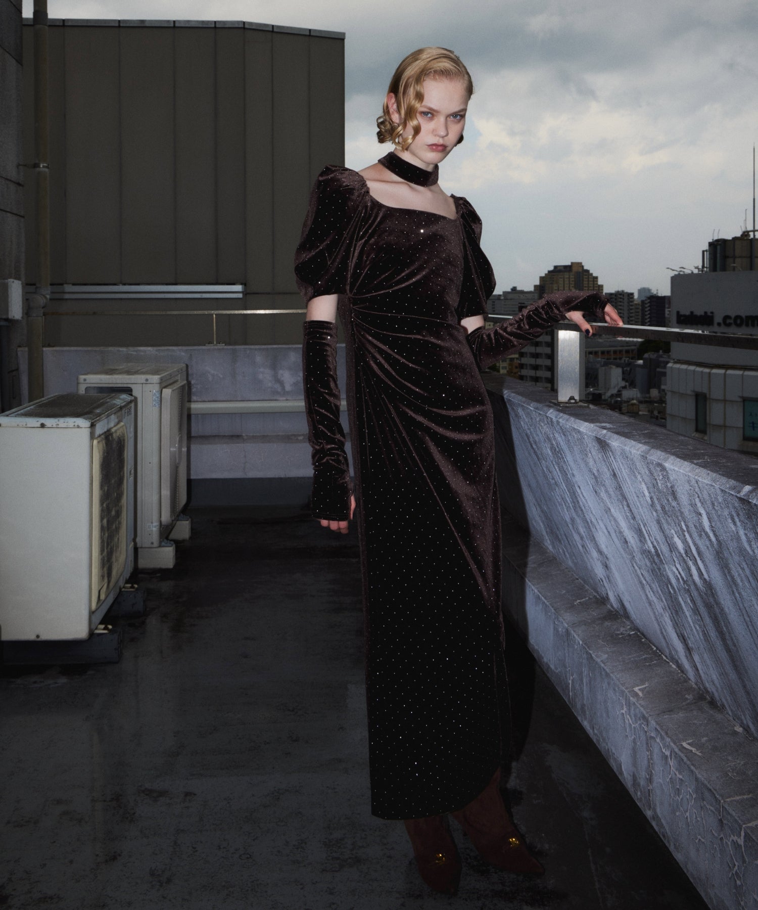 GRINT VELOUR DRESS ダークブラウン 正面全身着用ポーズ