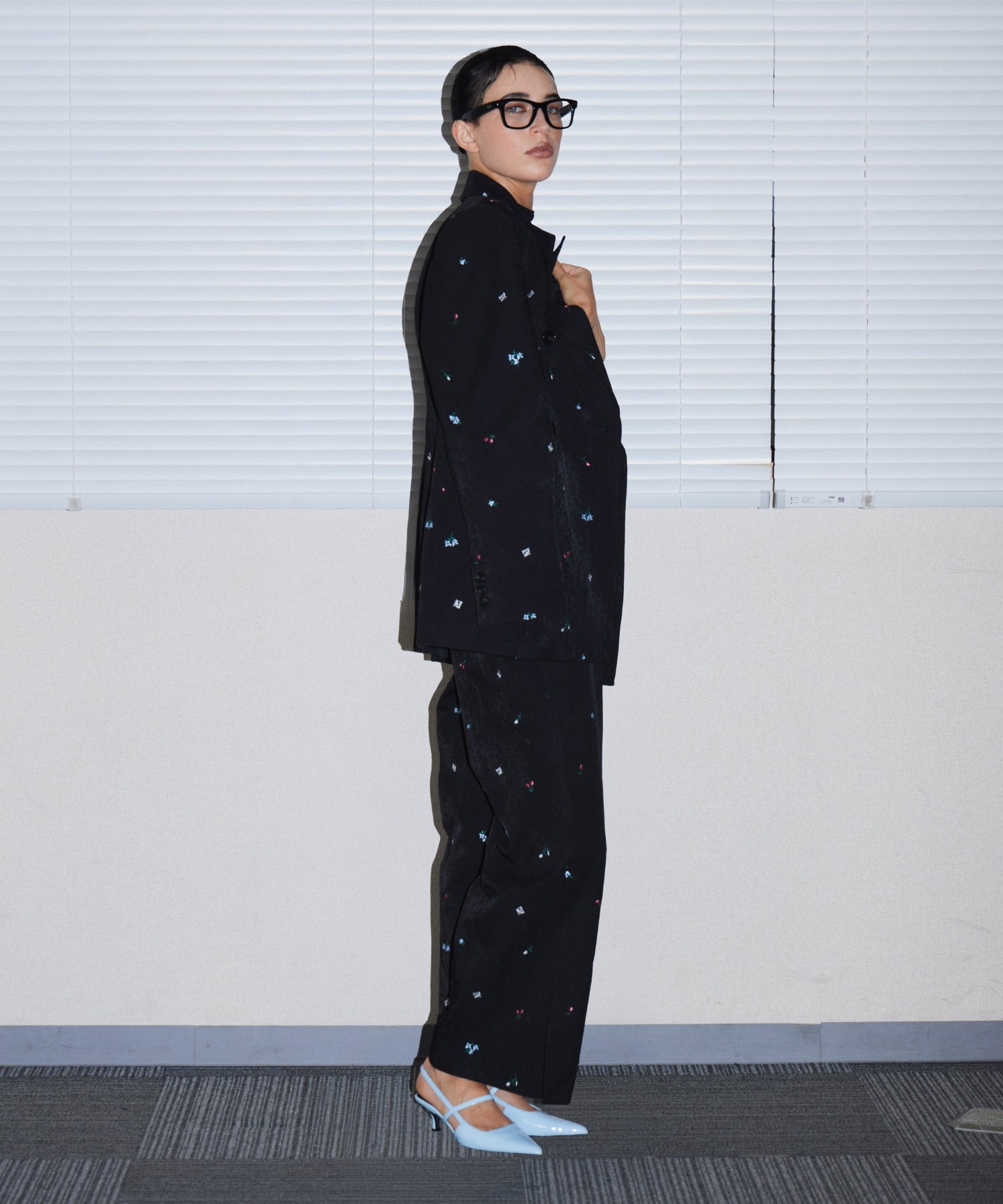 SIGNATURE EMBROIDERY ALL IN ONE ブラック 横向き全身ポーズ