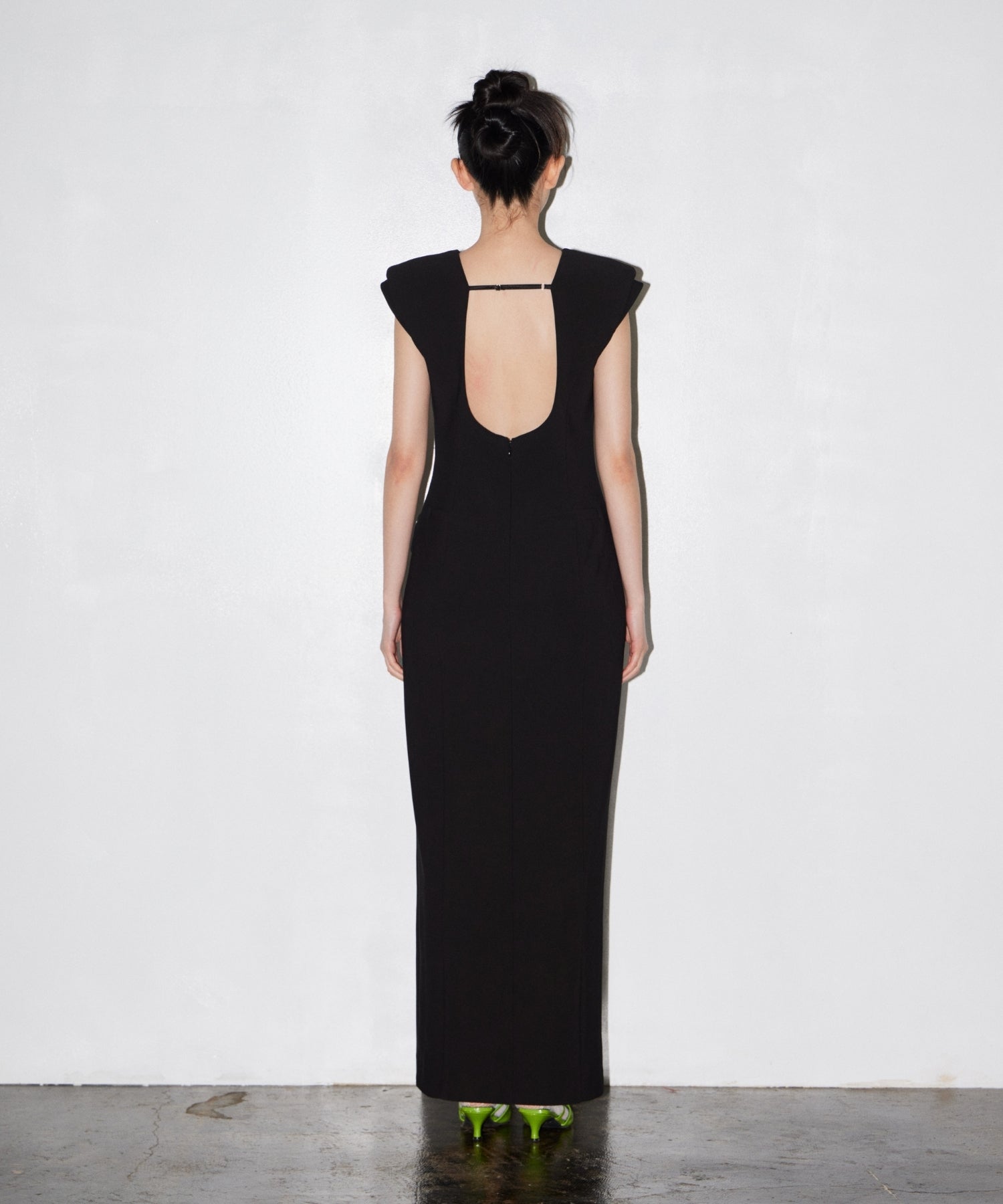 BACK OPEN FORM DRESS