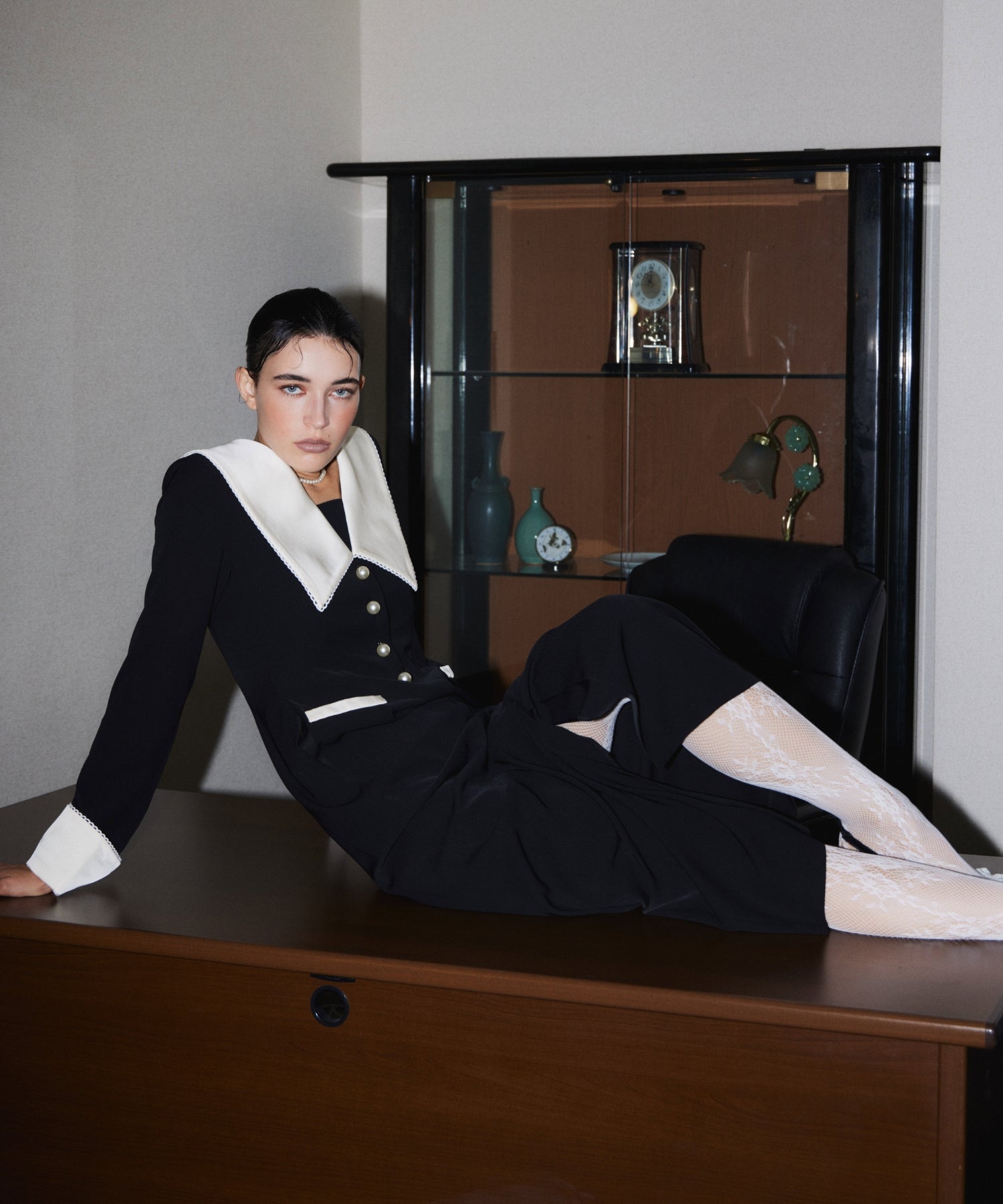 CONTRAST COLLAR DRESS ブラック 座りポーズ