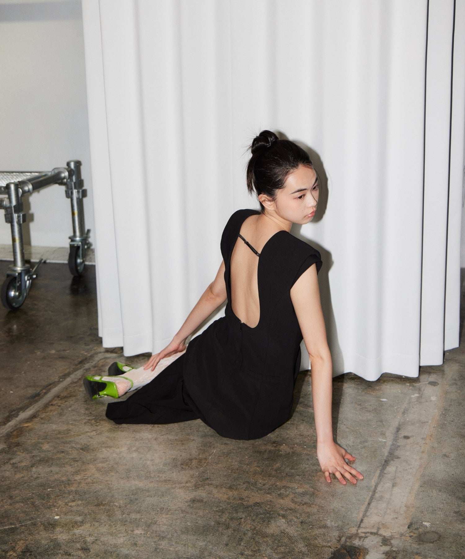 BACK OPEN FORM DRESS