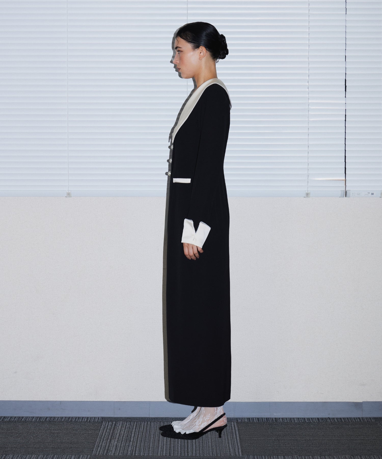 CONTRAST COLLAR DRESS ブラック 横全身