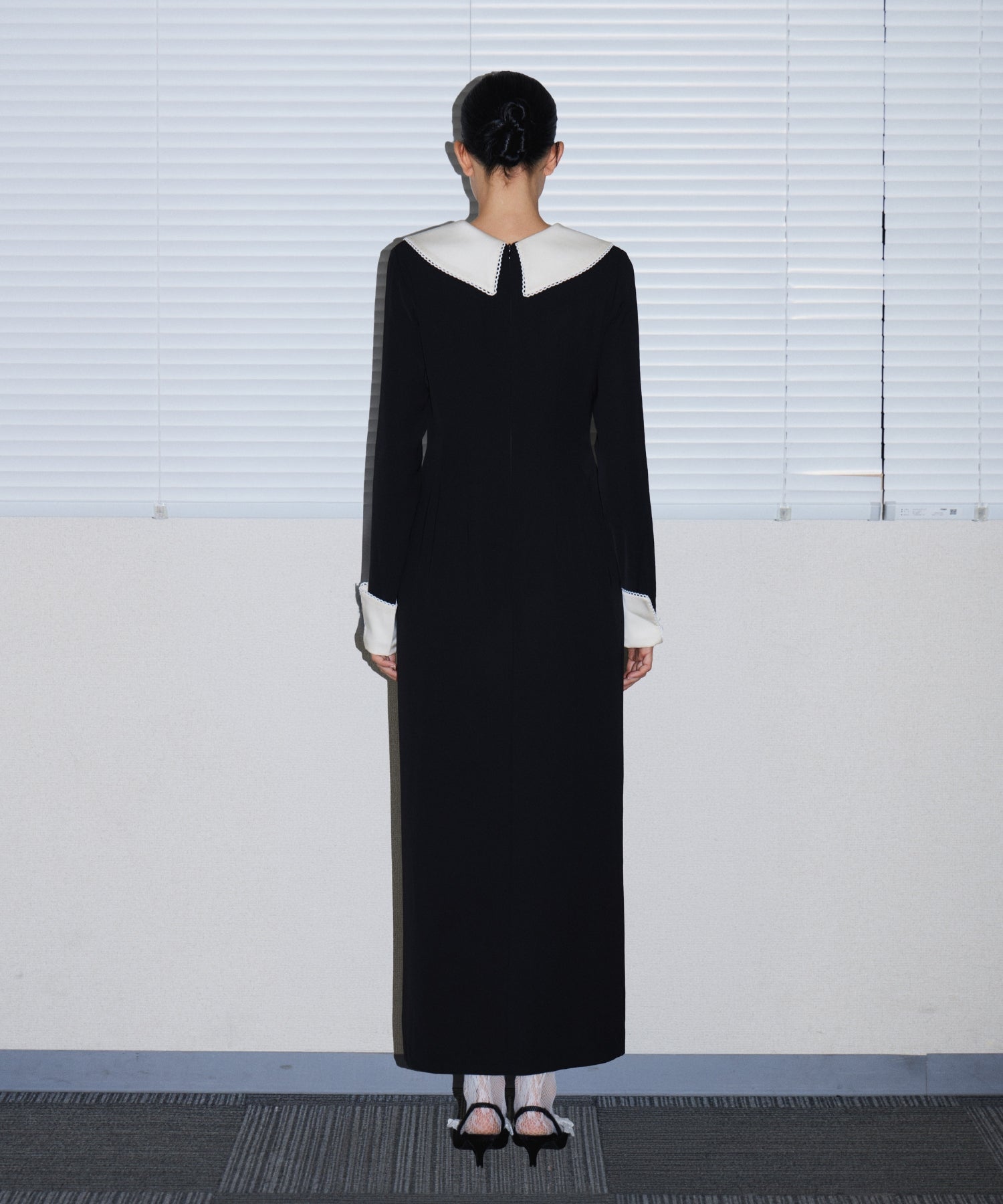 CONTRAST COLLAR DRESS ブラック 背面全身