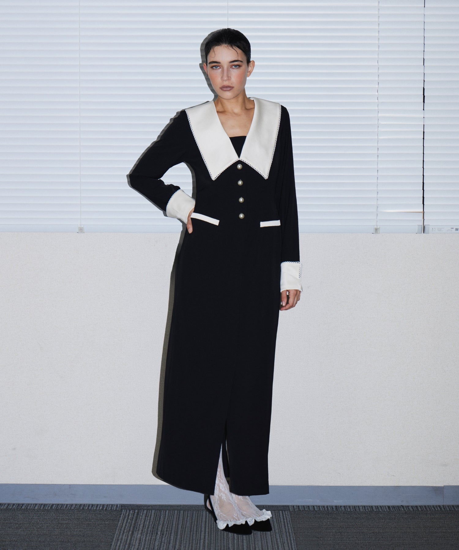 CONTRAST COLLAR DRESS ブラック 正面全身ポーズ