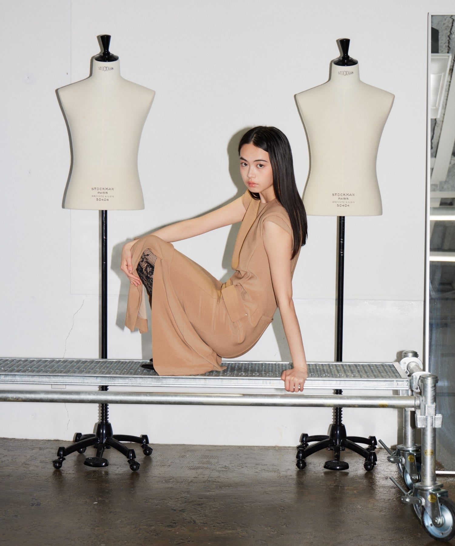 BACK OPEN FORM DRESS