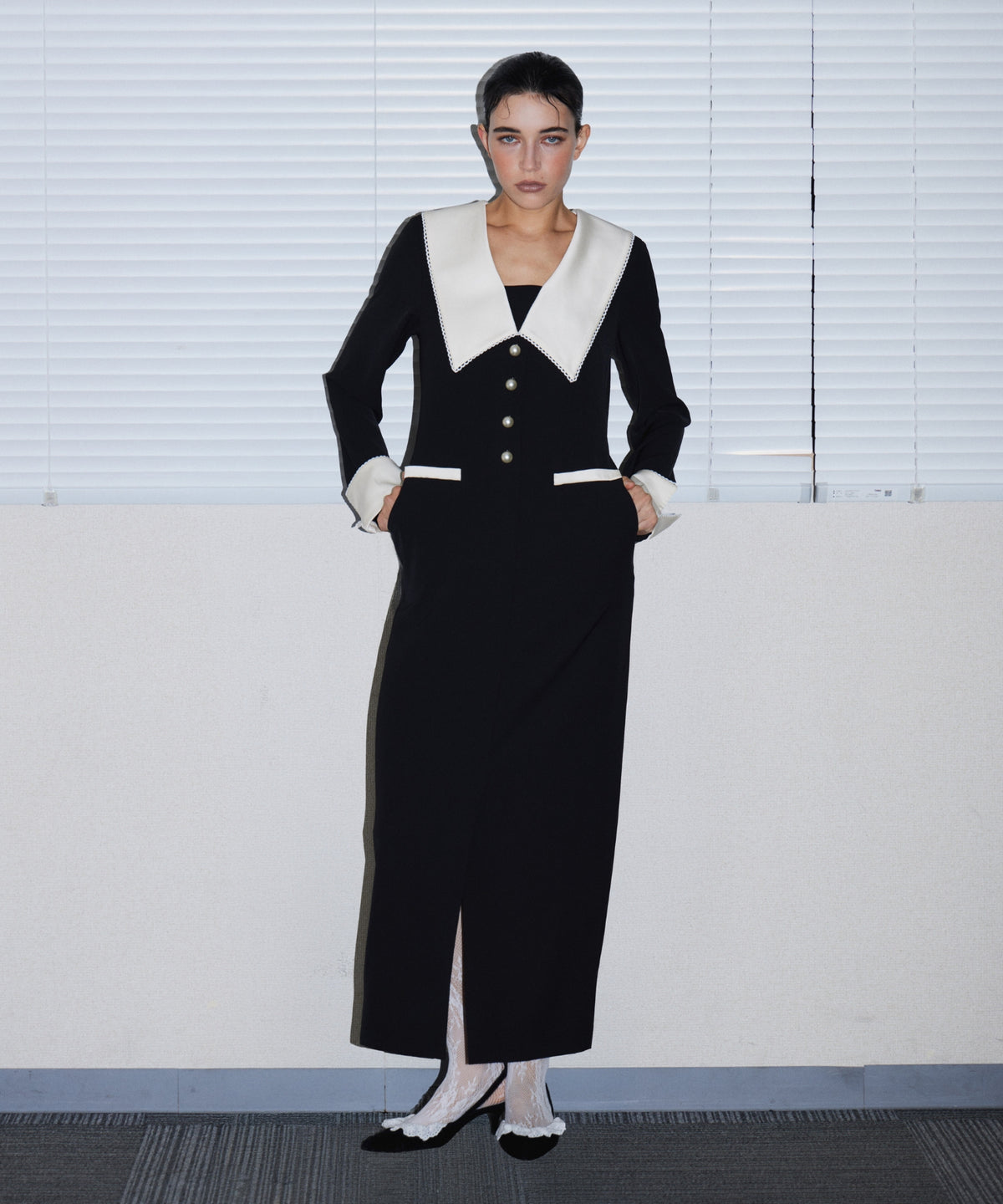 CONTRAST COLLAR DRESS ブラック 正面全身ポーズ