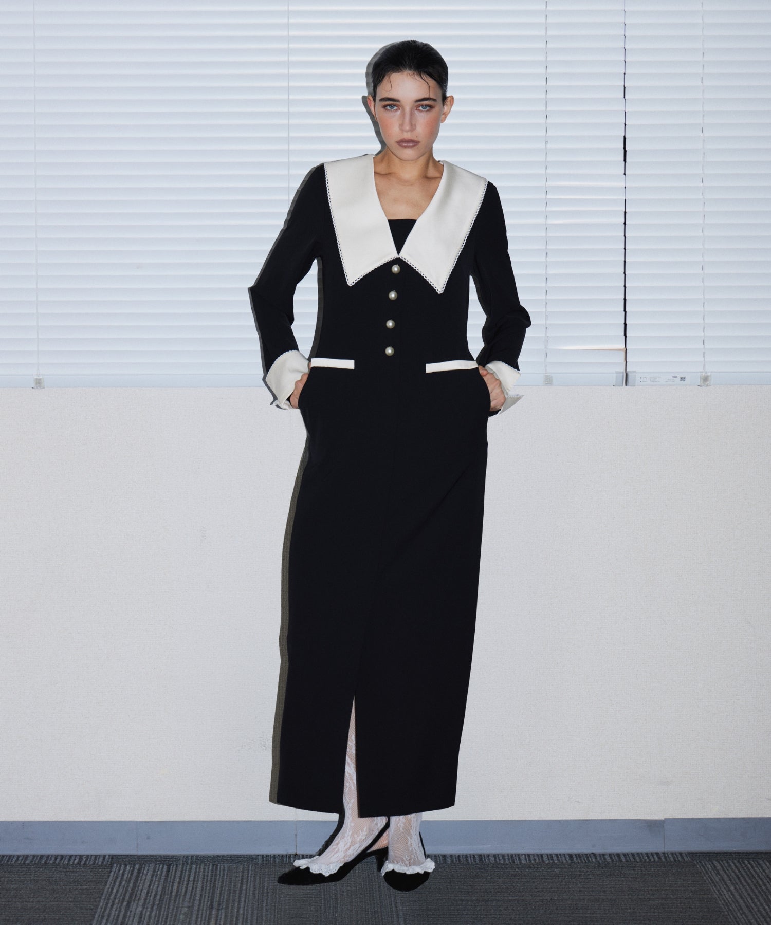 CONTRAST COLLAR DRESS ブラック 正面全身ポーズ