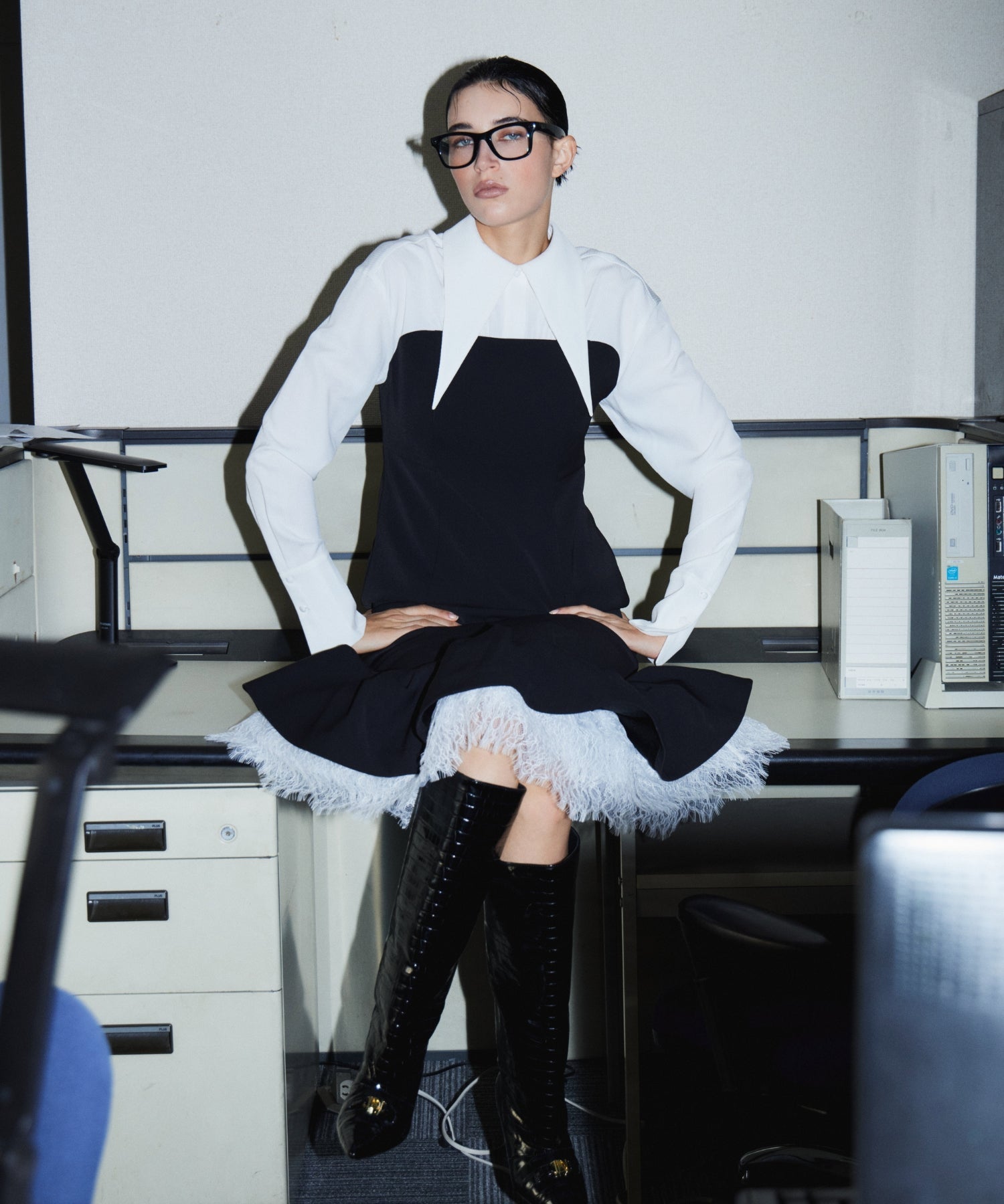 TAILORED FRILL DRESS ブラック 正面着用座りポーズ
