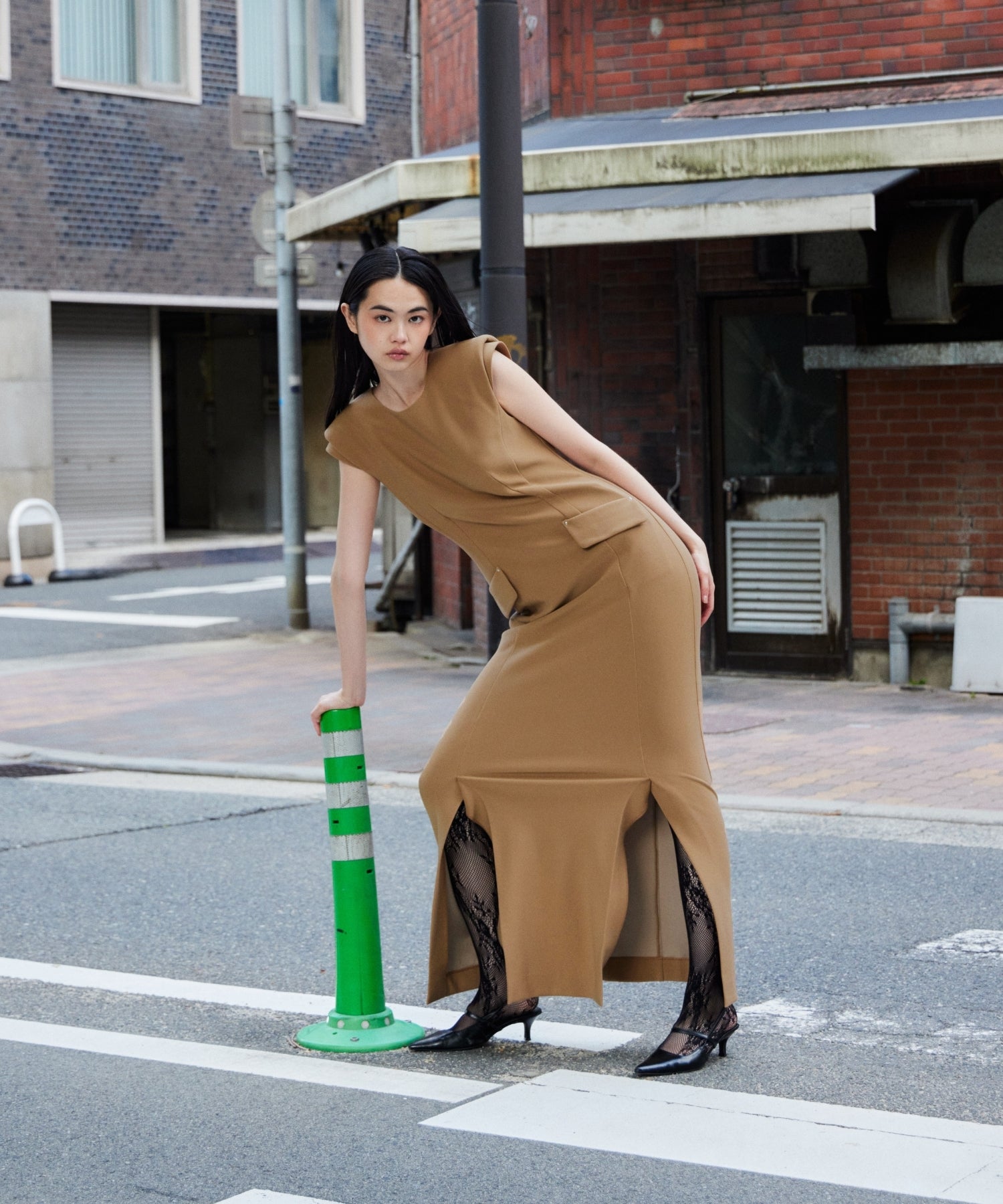 BACK OPEN FORM DRESS