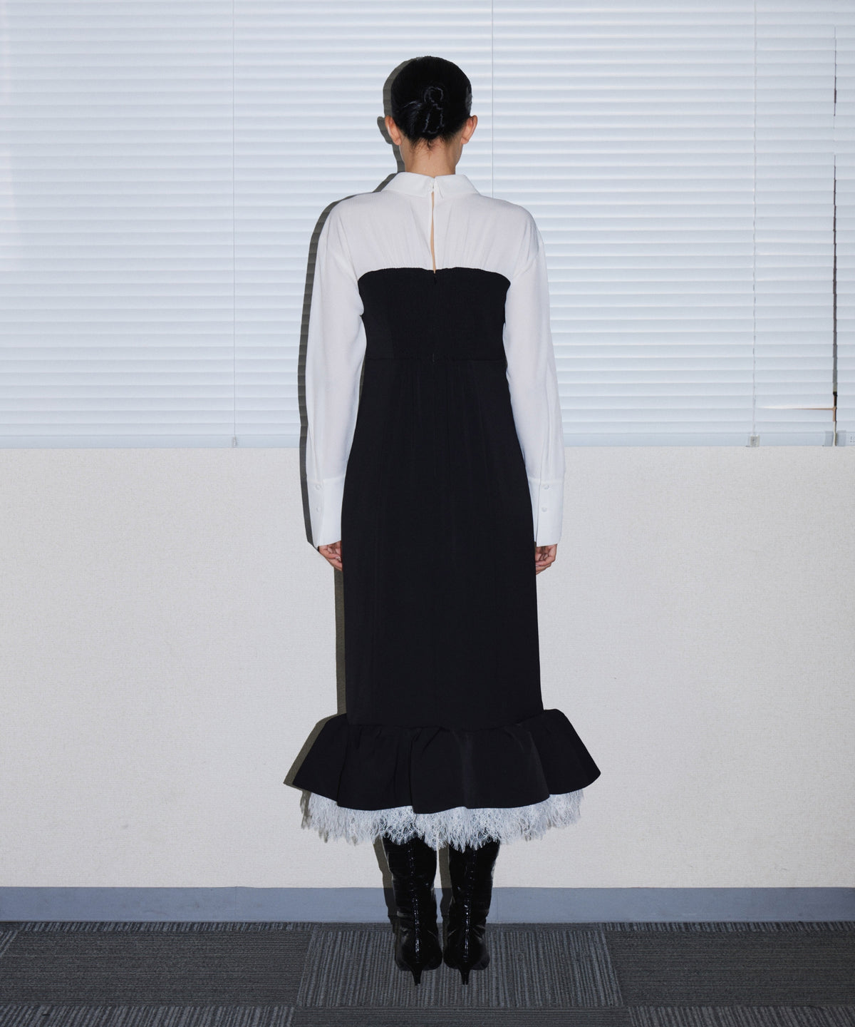 TAILORED FRILL DRESS ブラック 後ろ着用全身