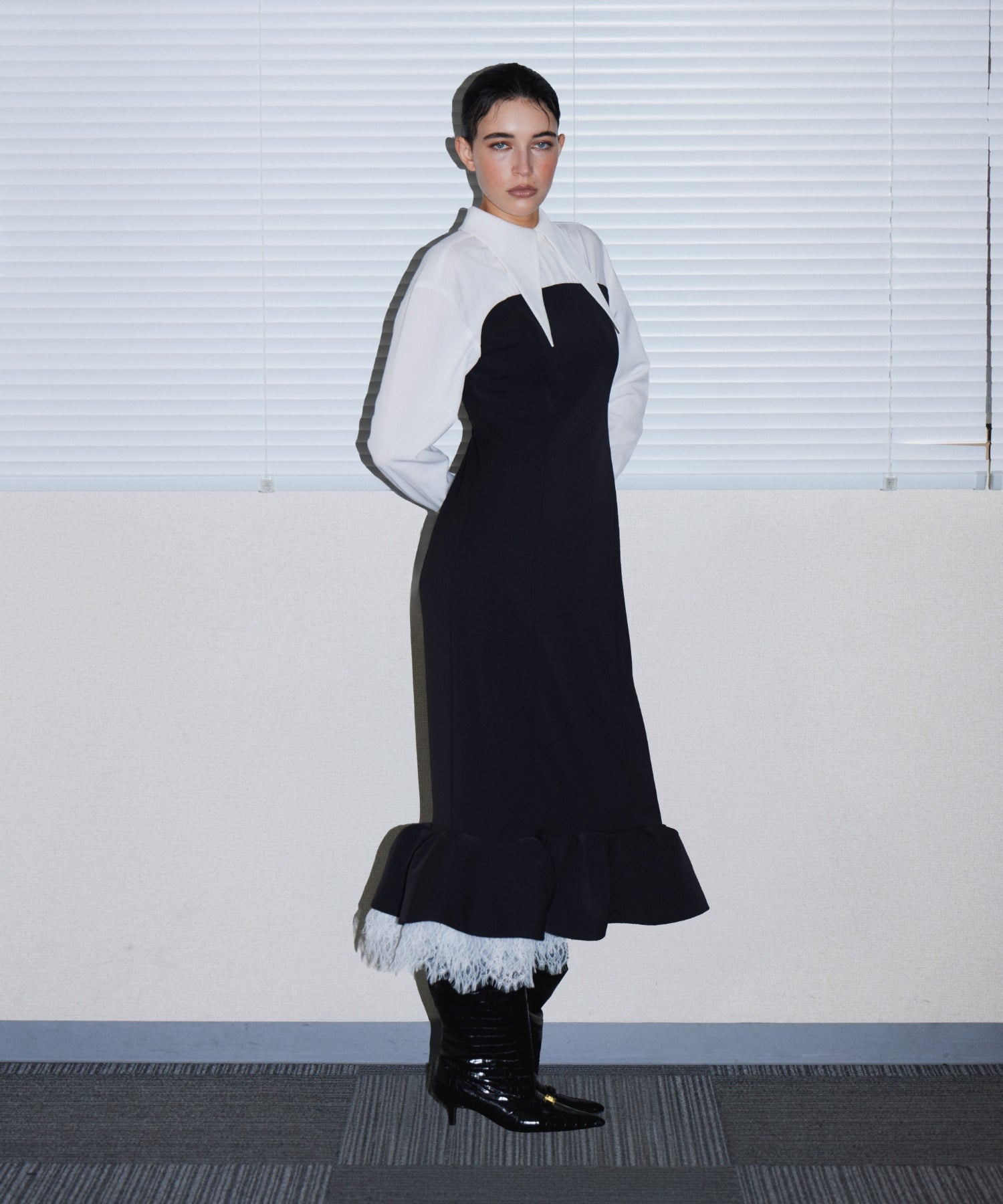 TAILORED FRILL DRESS ブラック 正面着用全身ポーズ