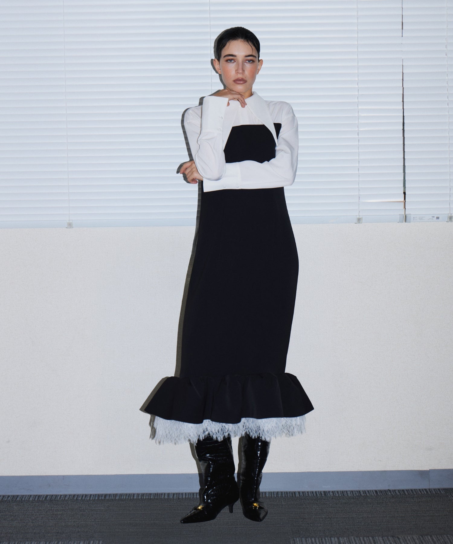 TAILORED FRILL DRESS ブラック 正面着用全身ポーズ