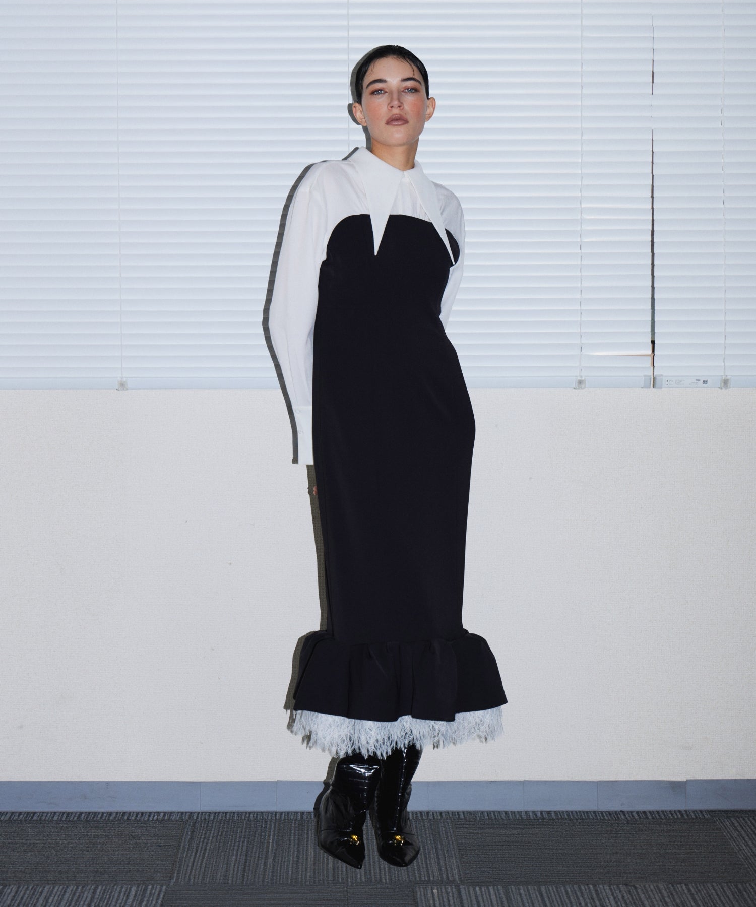 TAILORED FRILL DRESS ブラック 正面着用全身