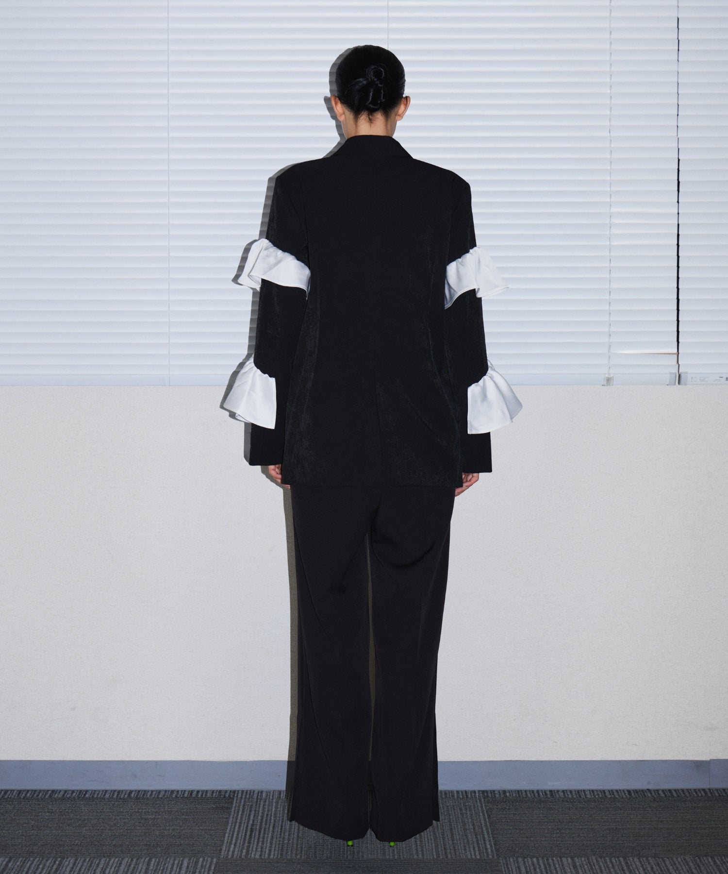 FRILL PEAKED LAPEL JACKET ブラック 背面全身