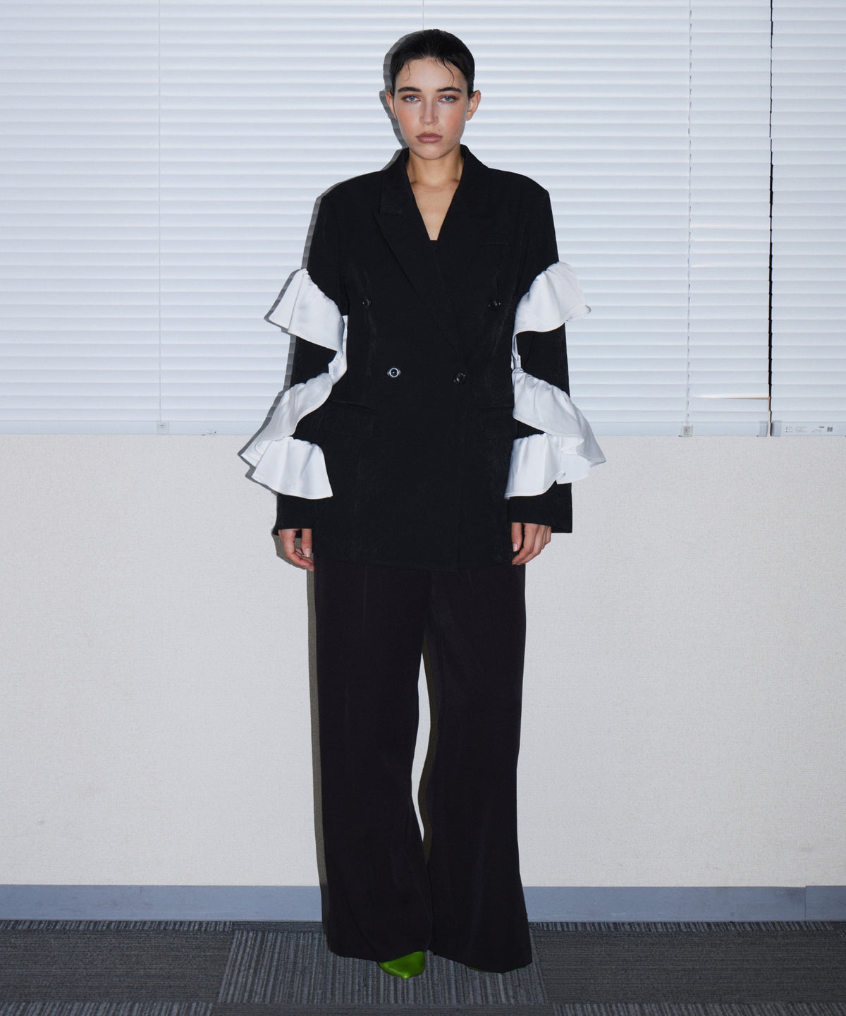 FRILL PEAKED LAPEL JACKET ブラック 正面全身ポーズ