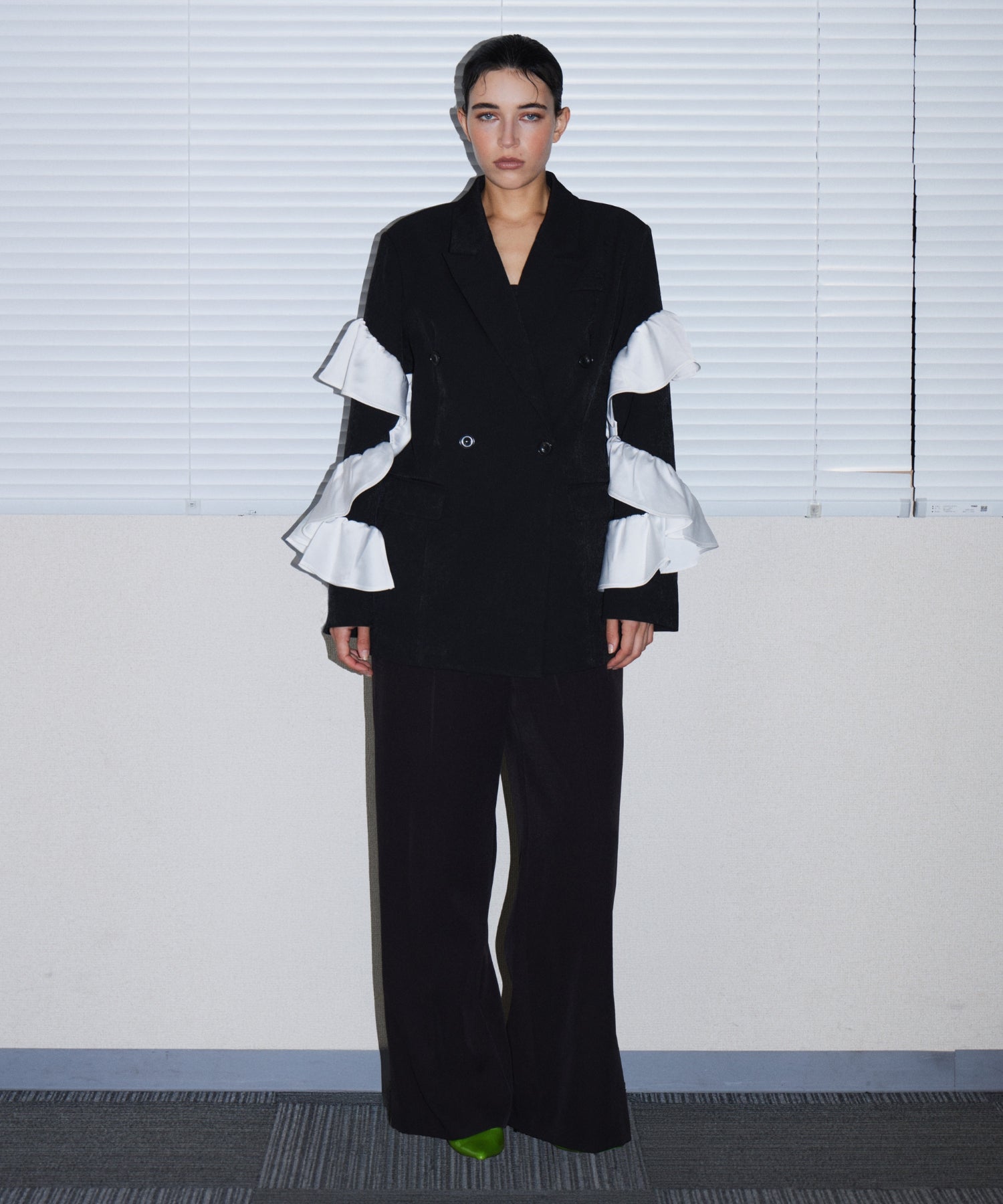 FRILL PEAKED LAPEL JACKET ブラック 正面全身ポーズ