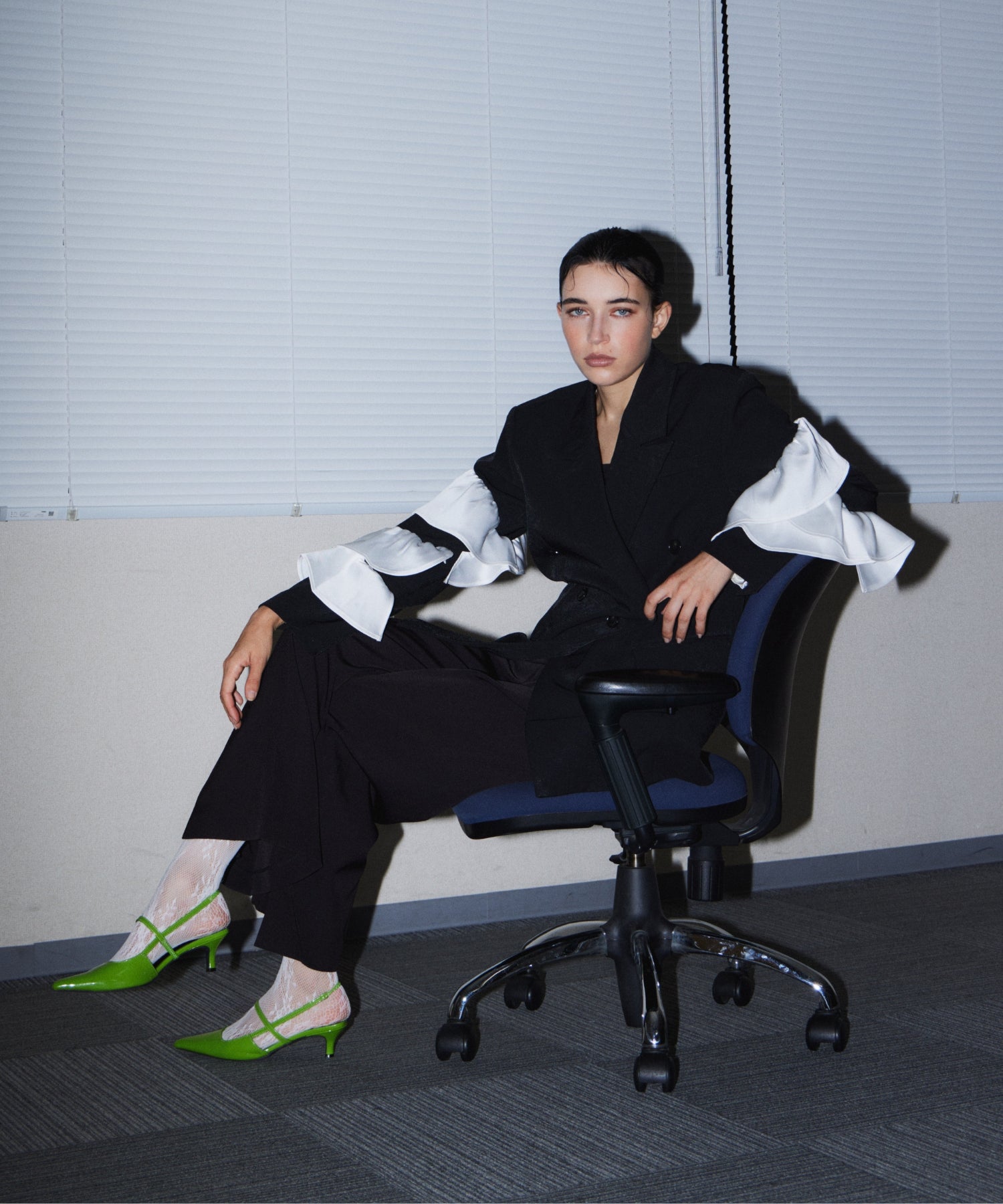 FRILL PEAKED LAPEL JACKET ブラック 座りポーズ
