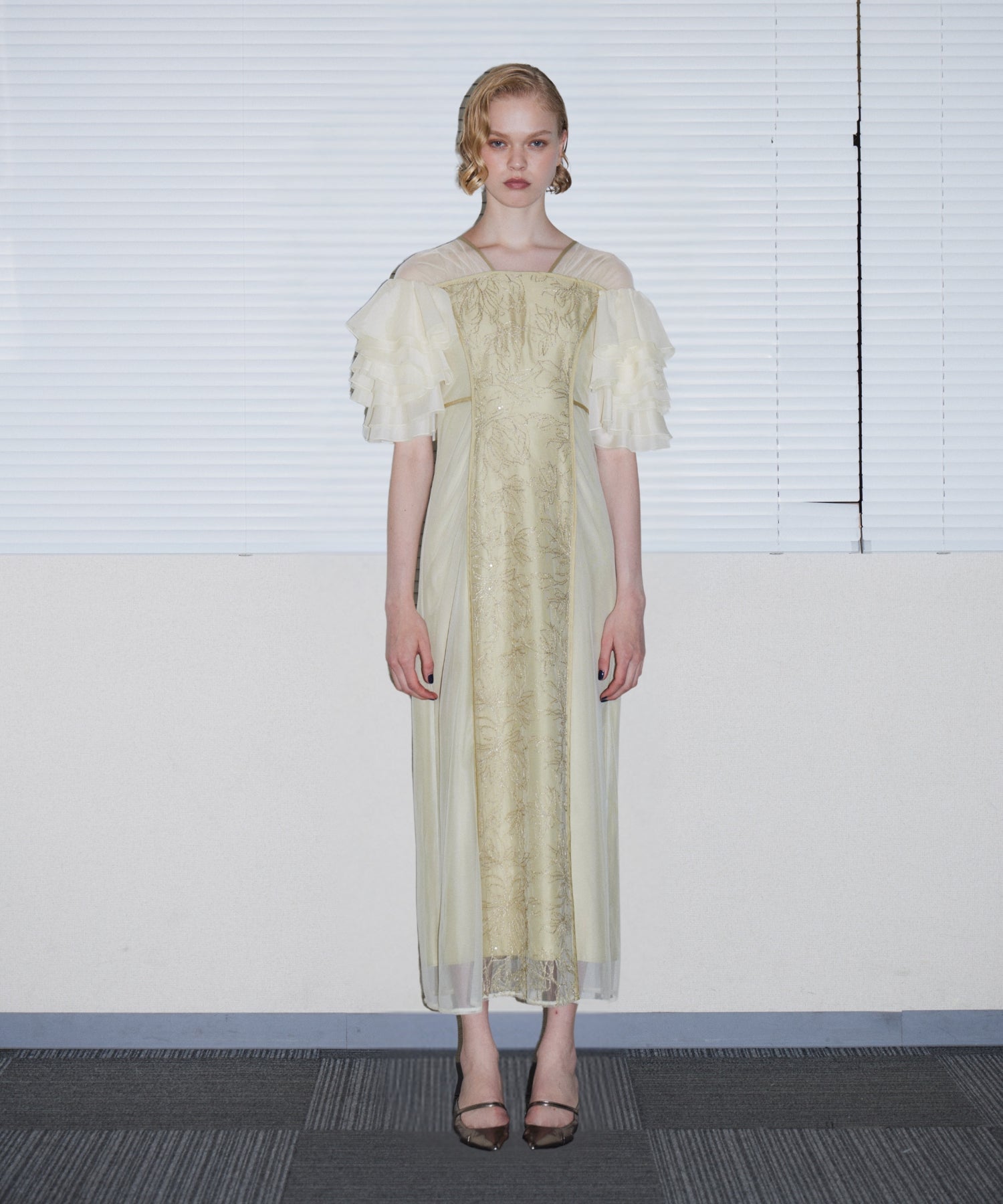SPANGLE RUFFLE DRESS イエロー 正面全身