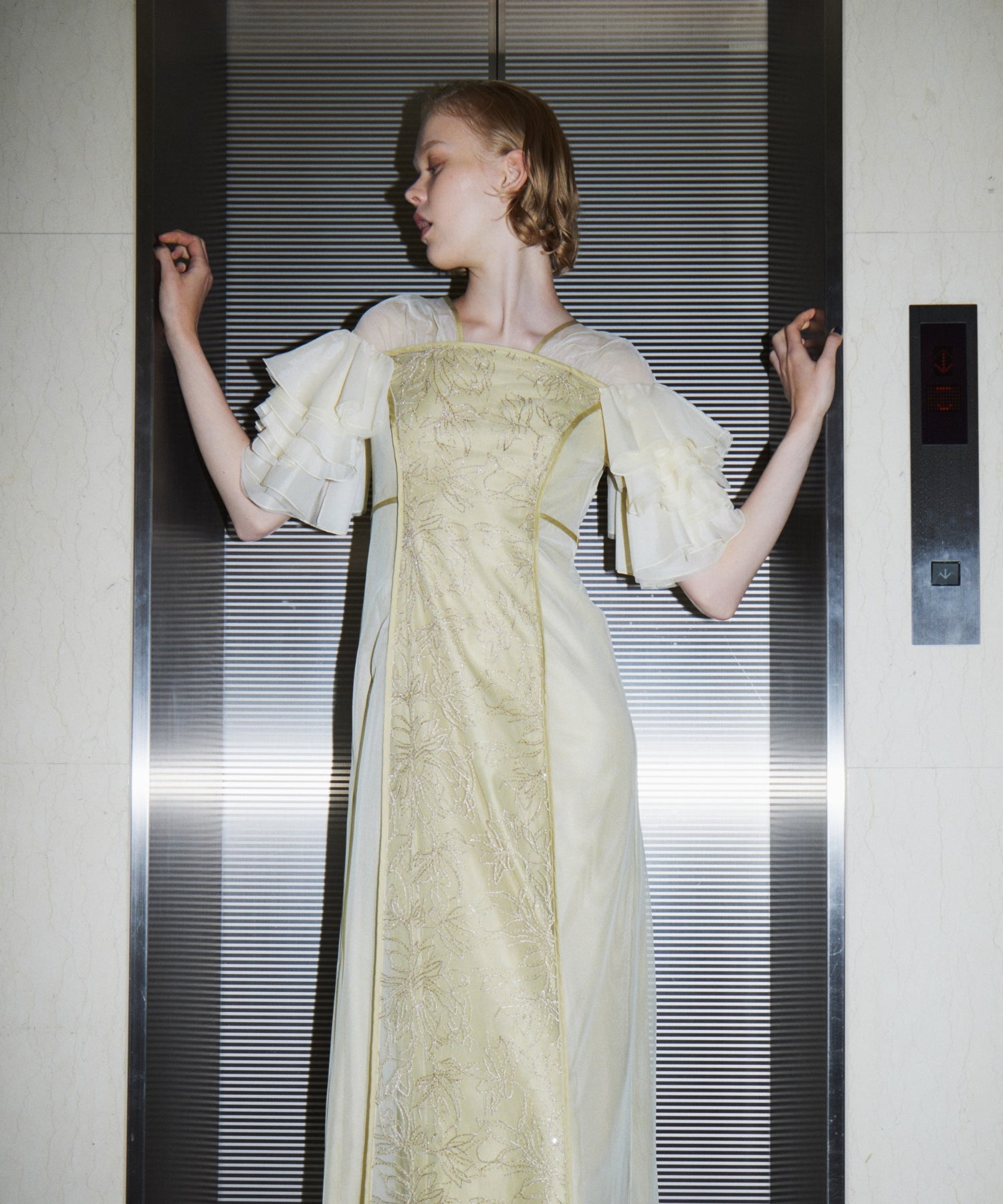 SPANGLE RUFFLE DRESS イエロー 正面アップポーズ