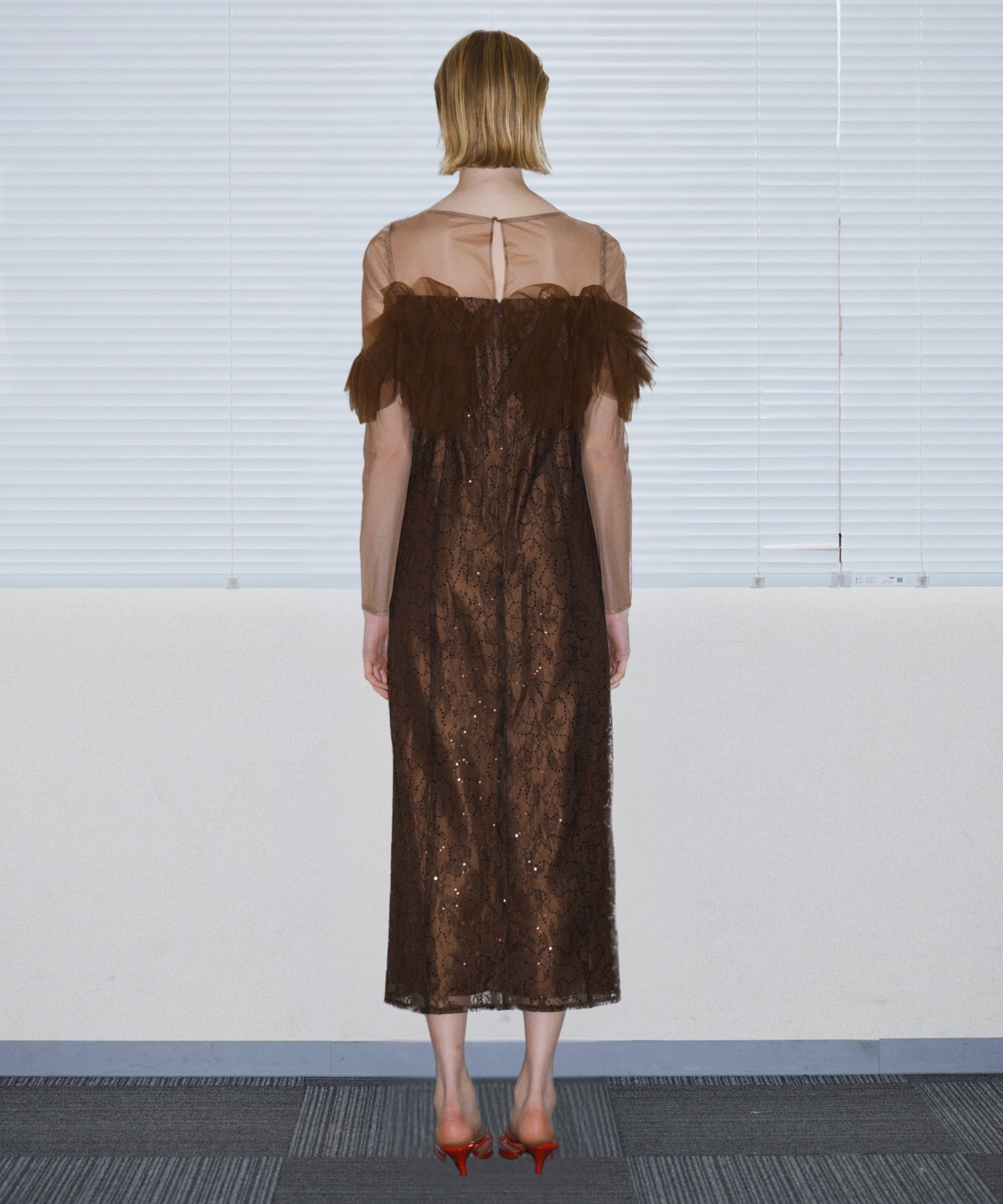 TULLE SPARKLE DRESS ブラウン 背面全身