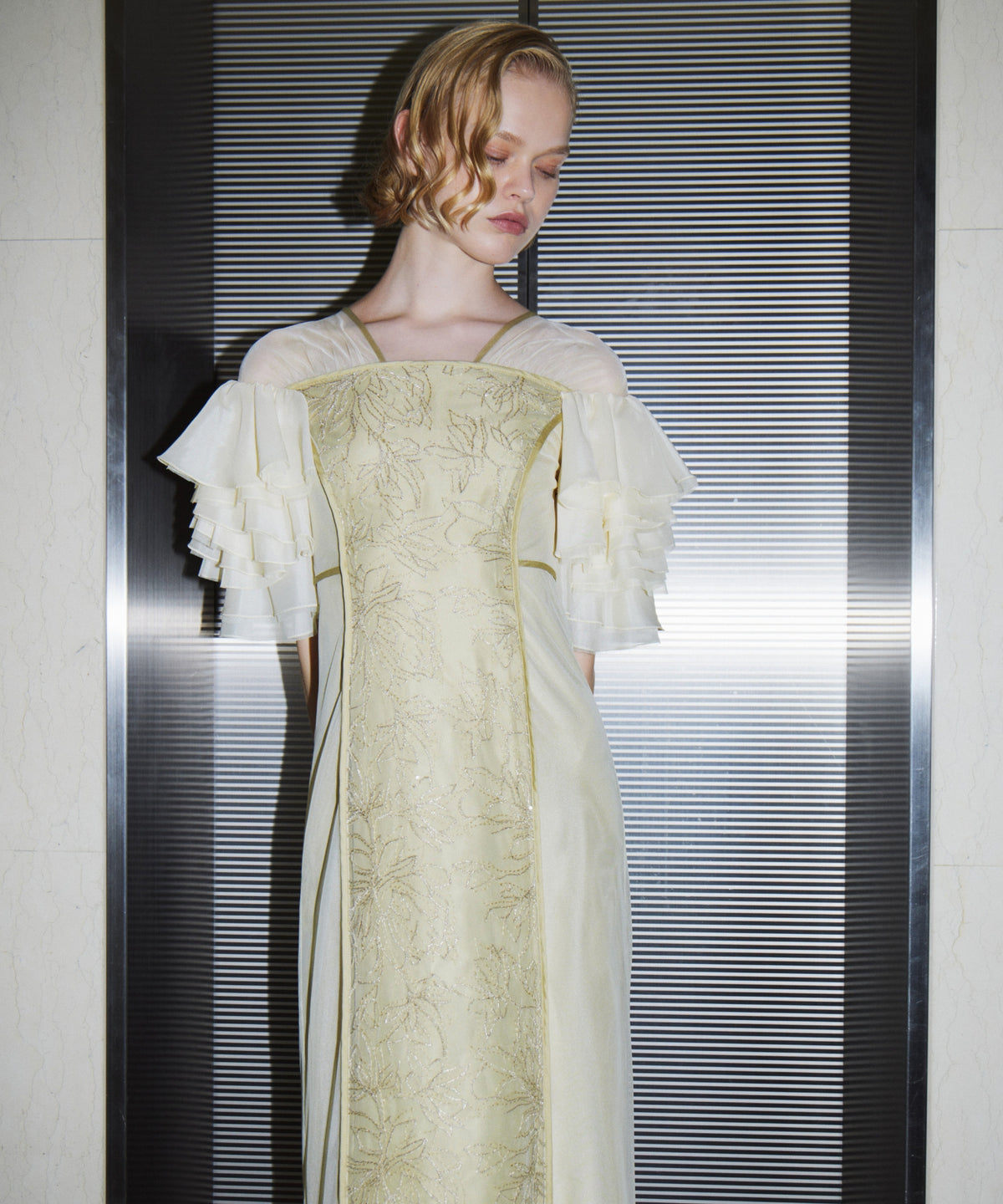 SPANGLE RUFFLE DRESS イエロー 正面アップポーズ