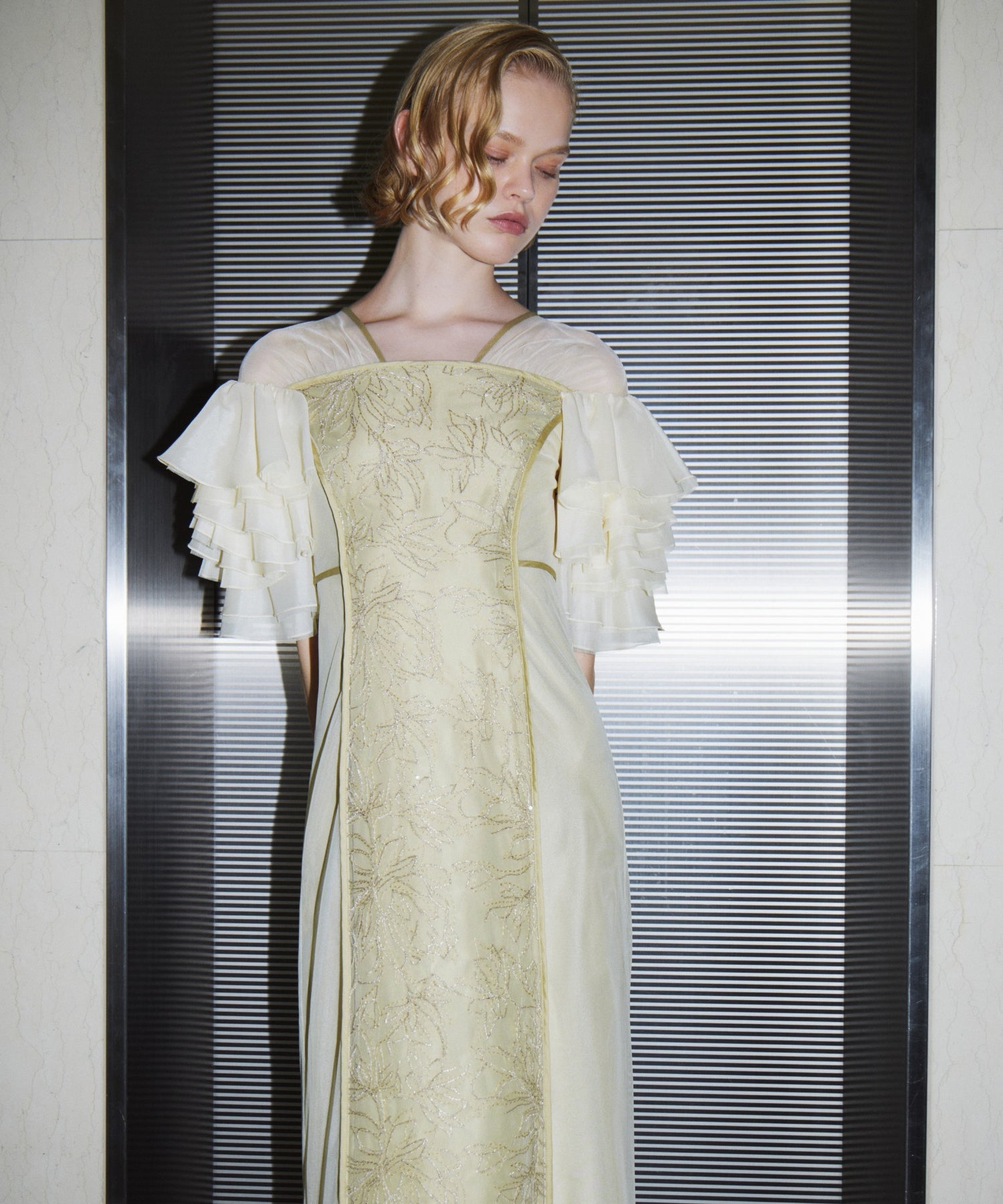 SPANGLE RUFFLE DRESS イエロー 正面アップポーズ