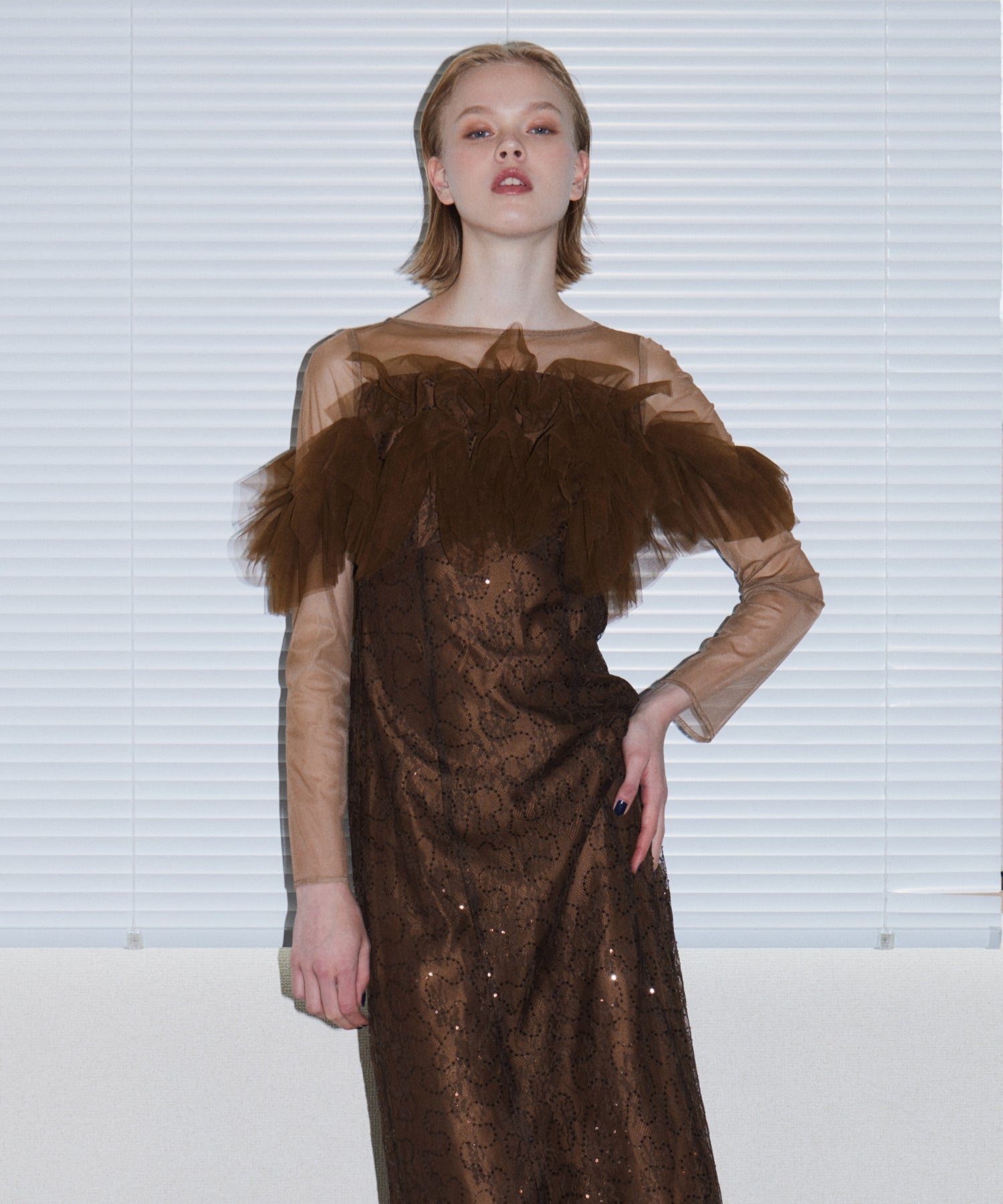 TULLE SPARKLE DRESS ブラウン 正面アップポーズ