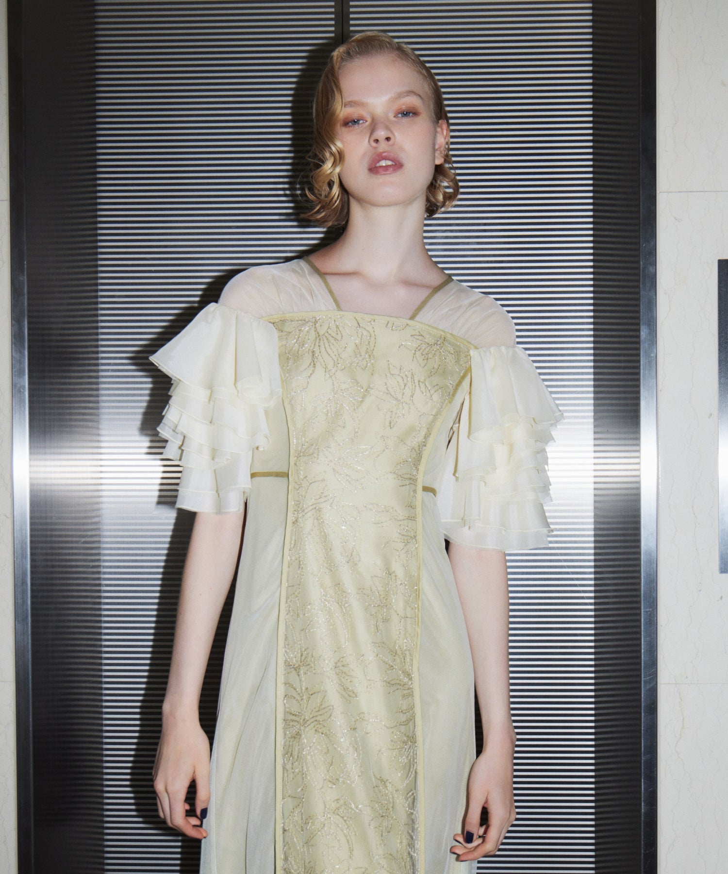SPANGLE RUFFLE DRESS イエロー 正面アップポーズ