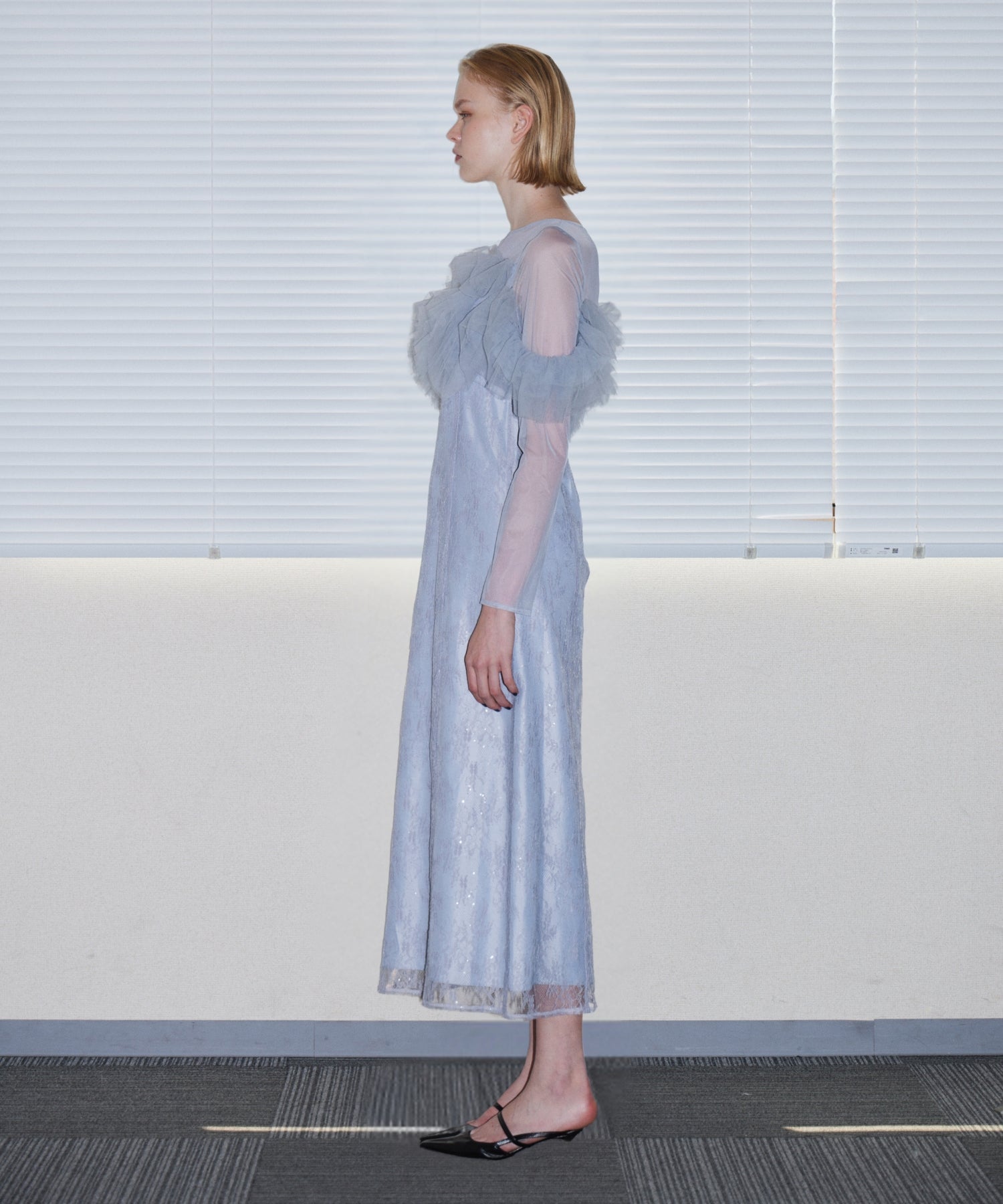 TULLE SPARKLE DRESS ライトグレー 横向き全身