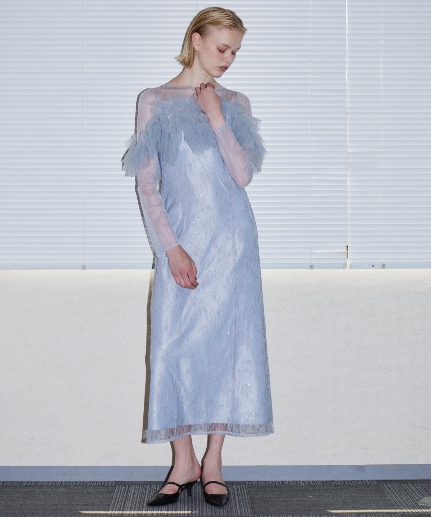 TULLE SPARKLE DRESS ライトグレー 正面全身ポーズ