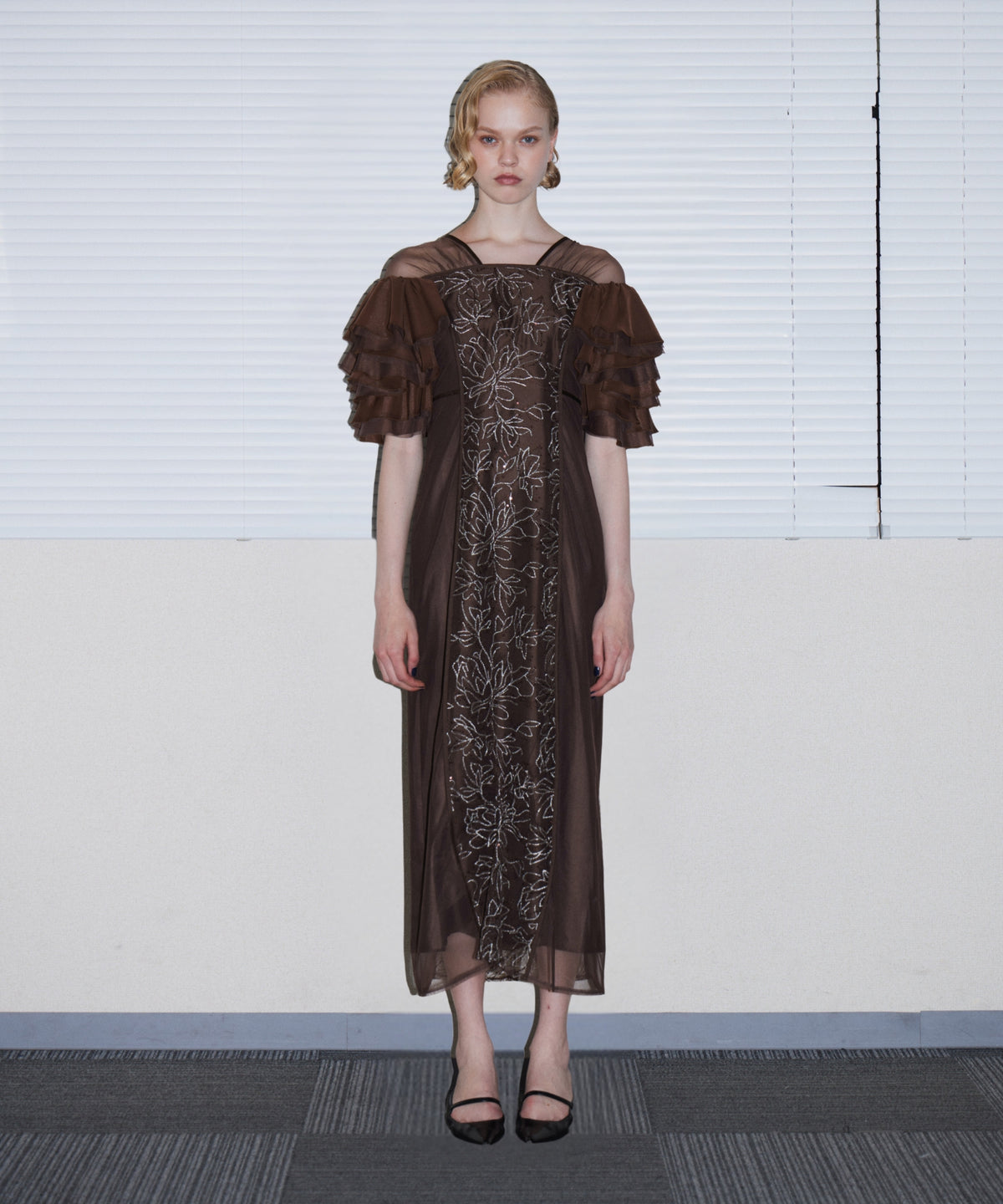 SPANGLE RUFFLE DRESS ブラウン 正面全身