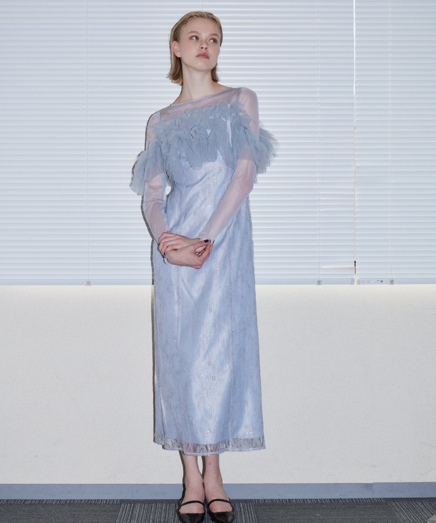 TULLE SPARKLE DRESS ライトグレー 正面全身ポーズ