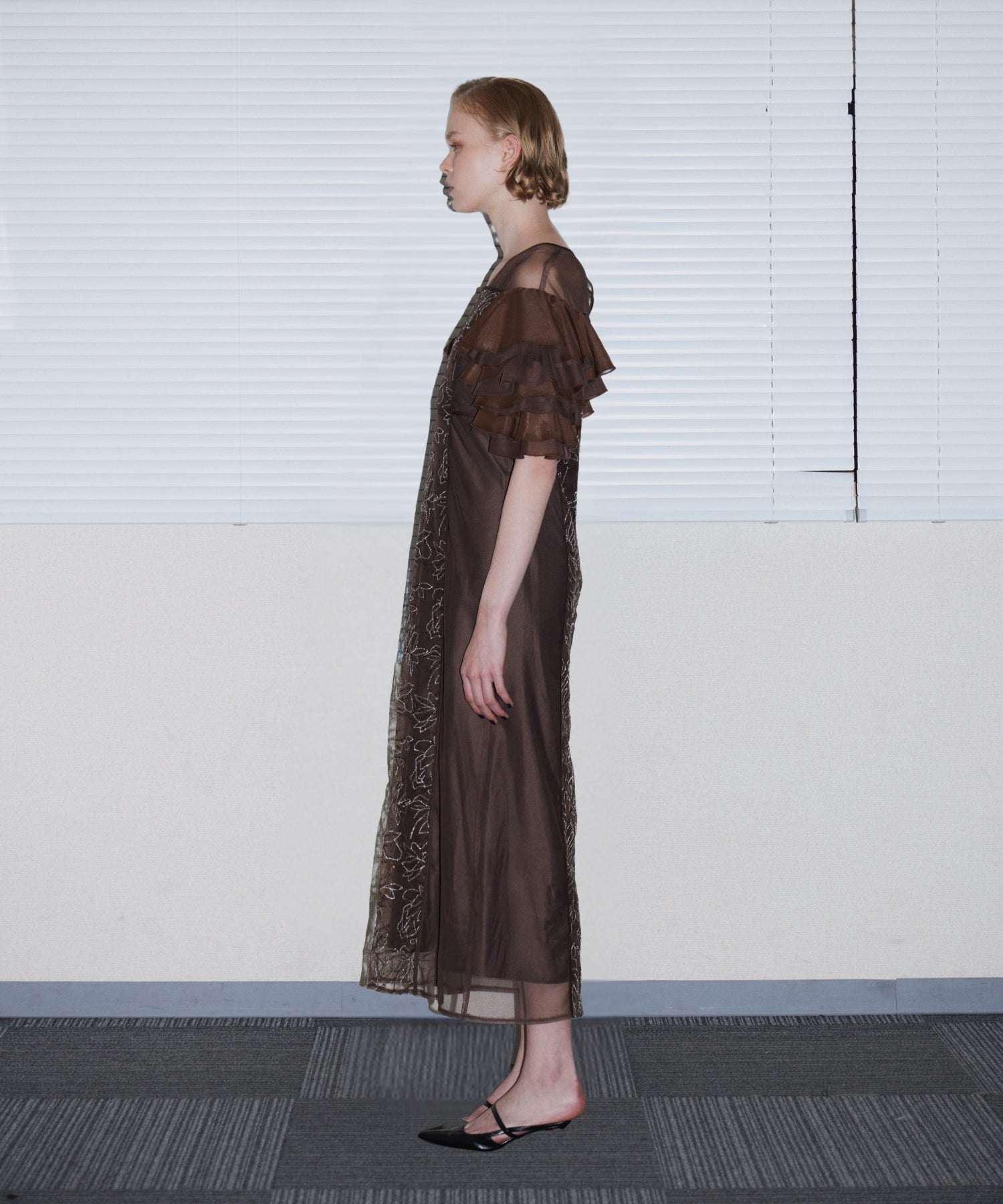 SPANGLE RUFFLE DRESS ブラウン 横全身