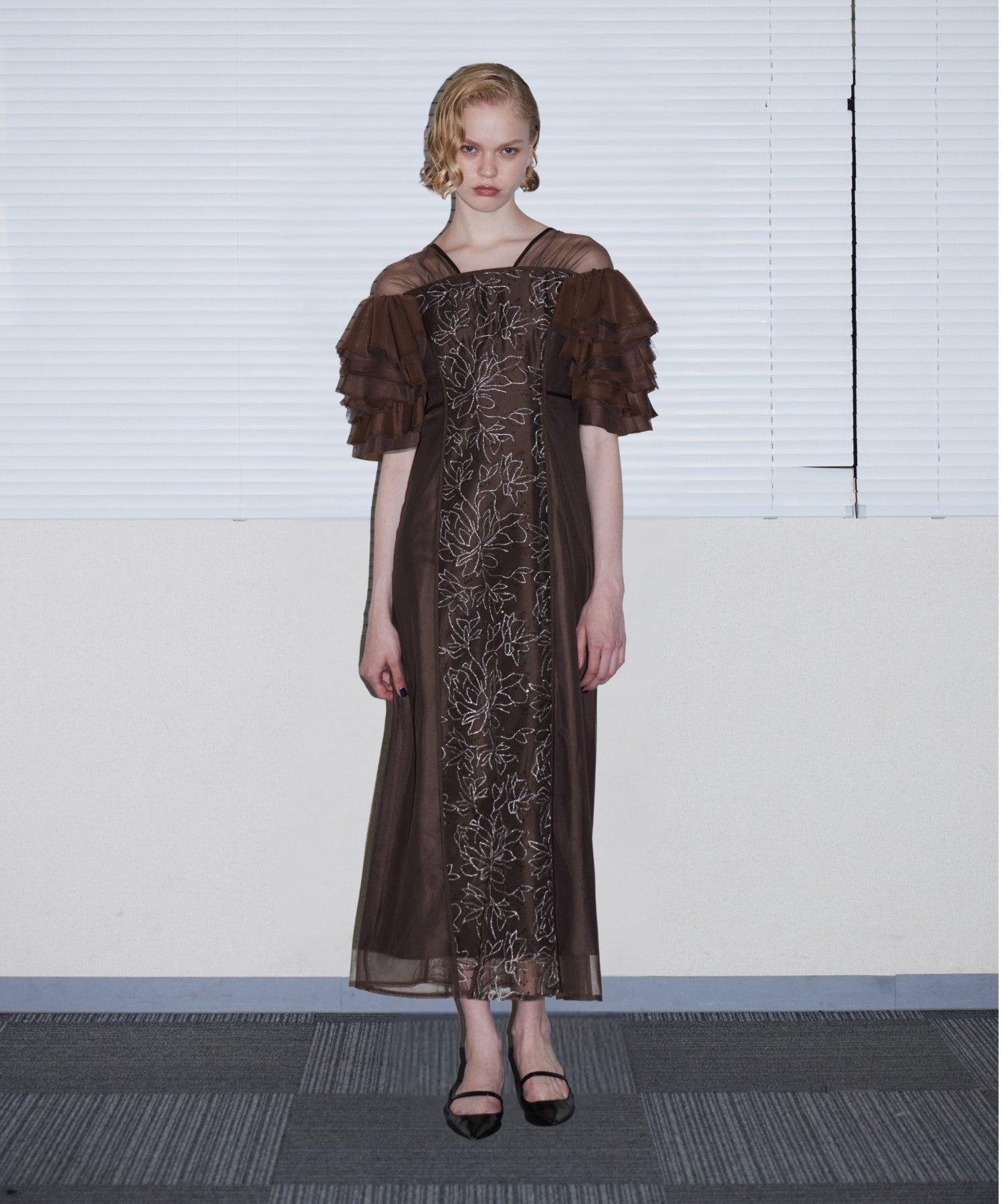 SPANGLE RUFFLE DRESS ブラウン 正面全身ポーズ