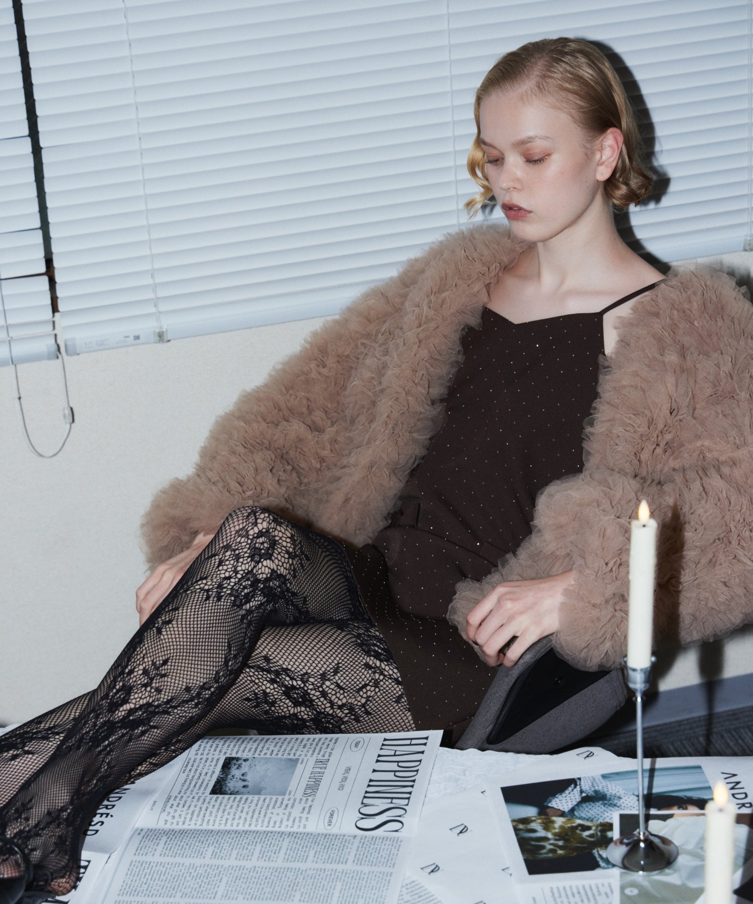 VOLUME TULLE JACKET ベージュ 正面座りポーズ