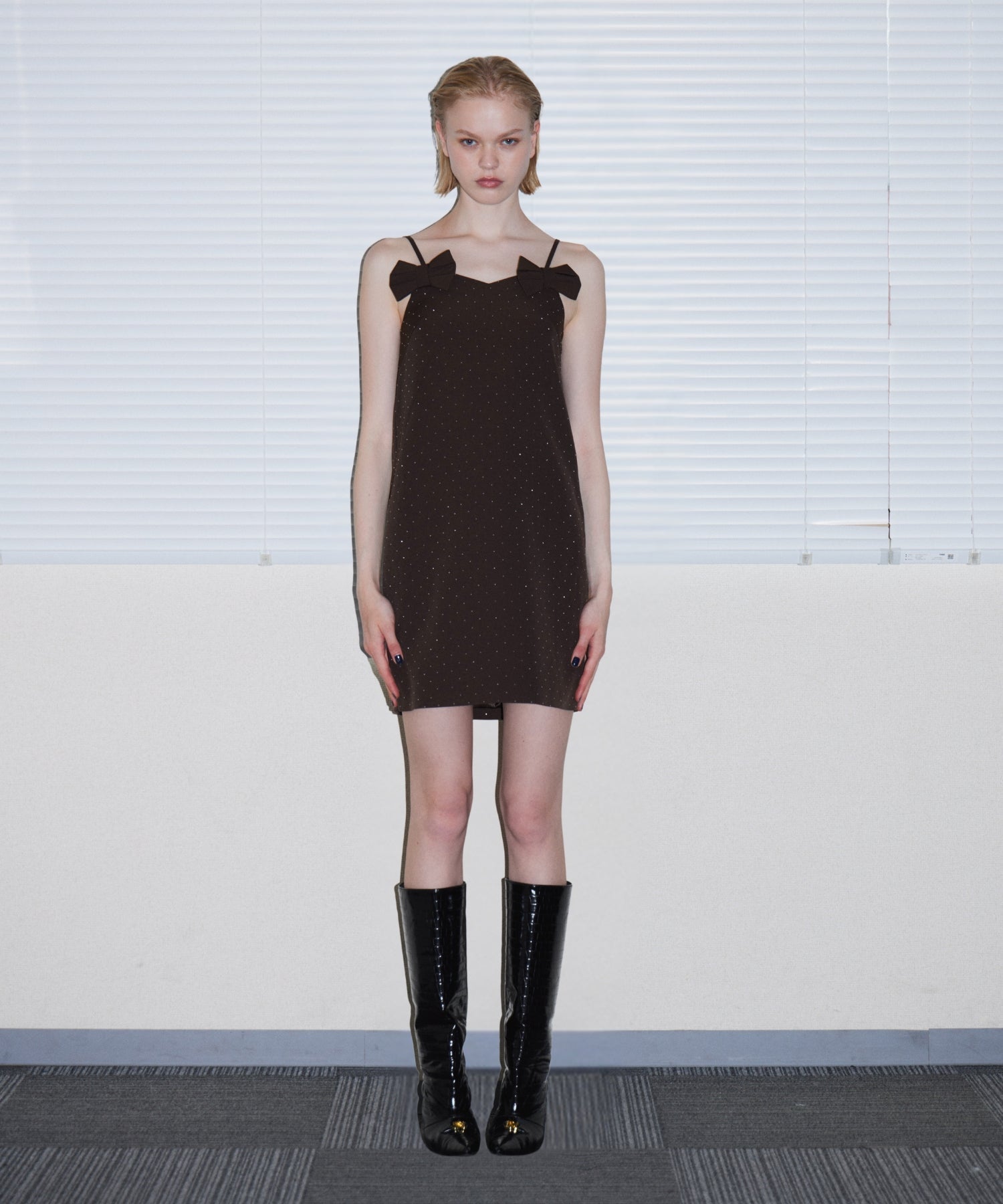 GRINT RIBBON MINI DRESS ブラウン 正面全身