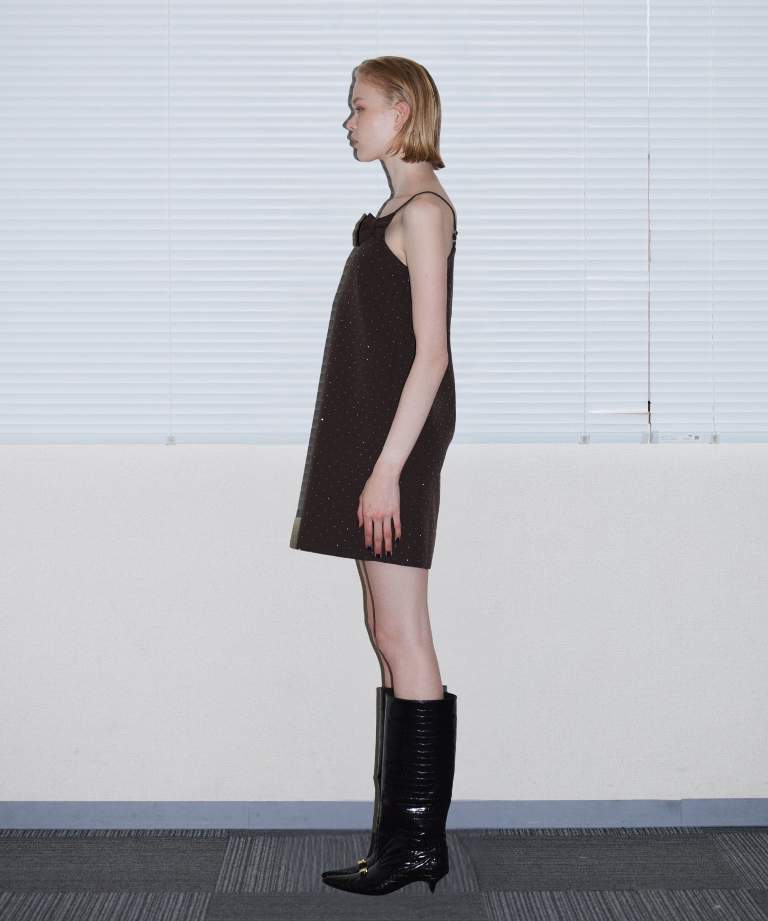 GRINT RIBBON MINI DRESS ブラウン 横向き全身