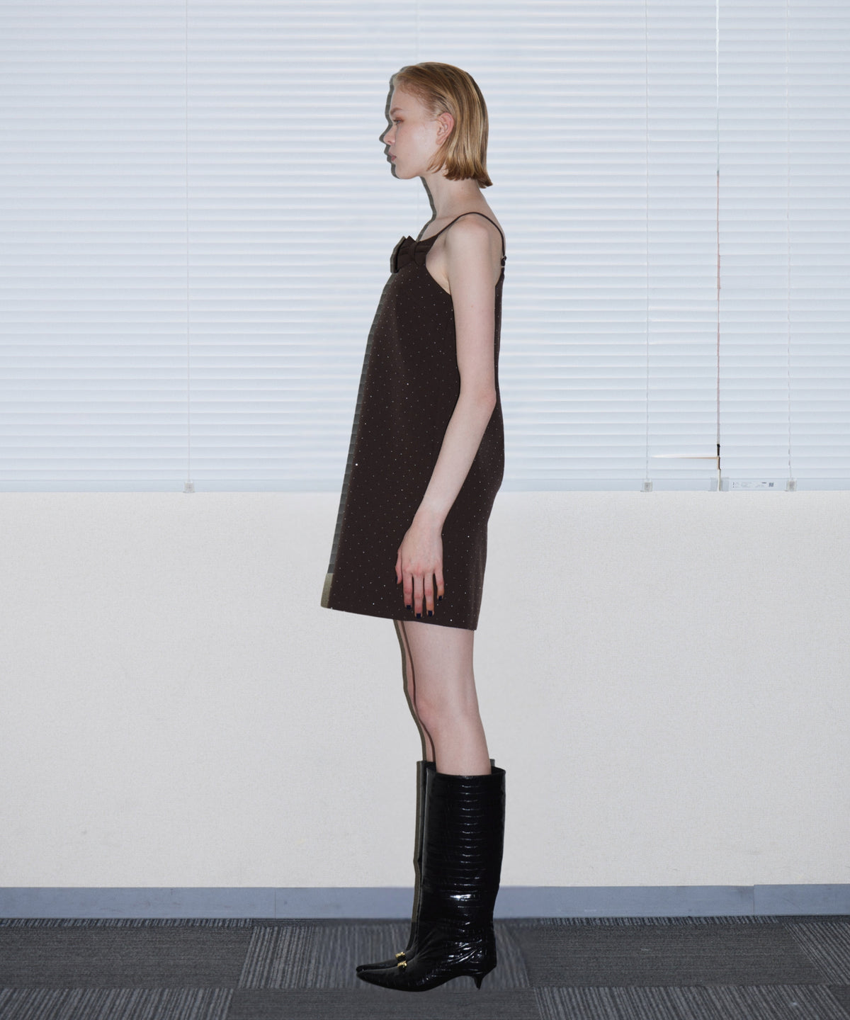 GRINT RIBBON MINI DRESS ブラウン 横向き全身