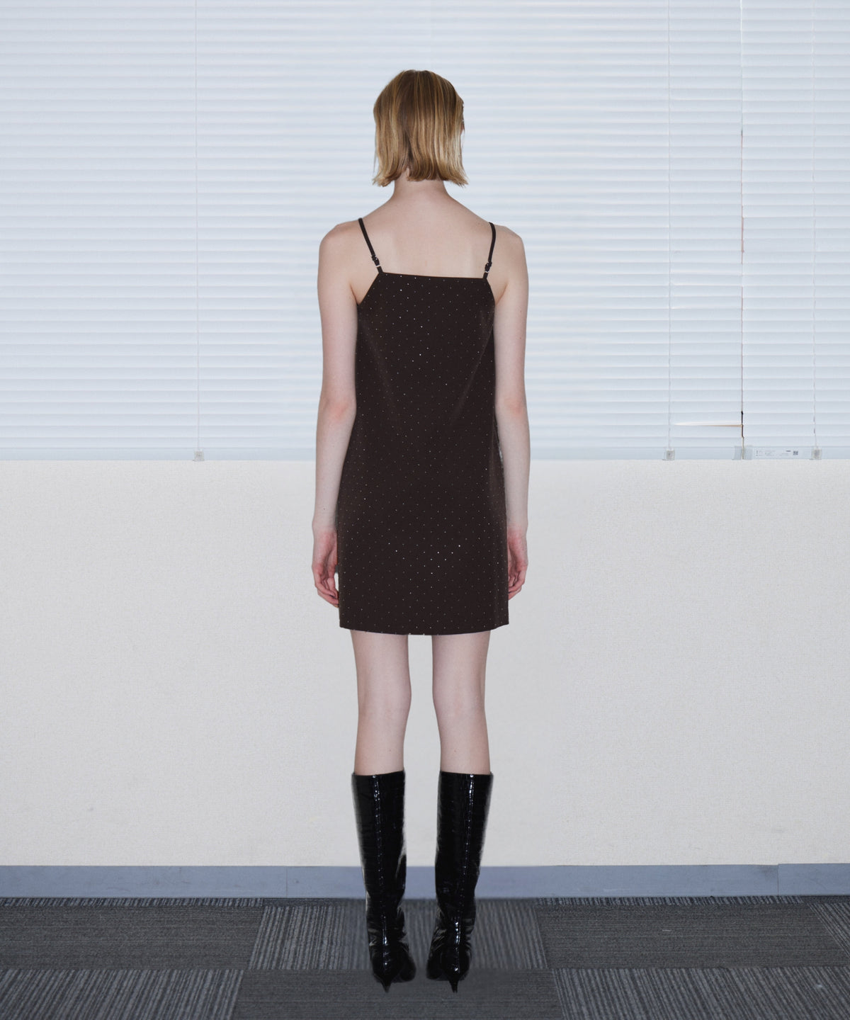 GRINT RIBBON MINI DRESS ブラウン 背面全身