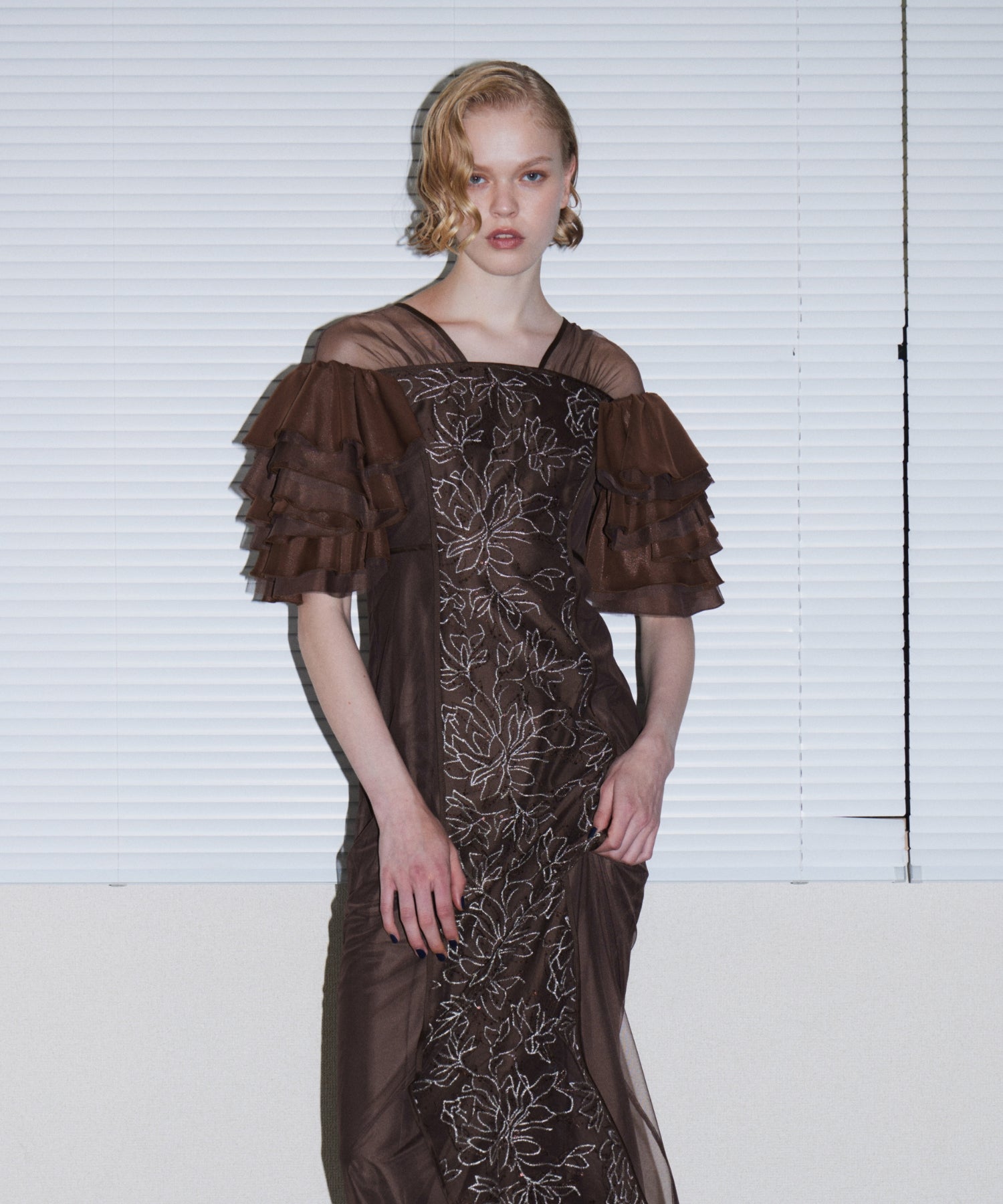 SPANGLE RUFFLE DRESS ブラウン 正面アップポーズ