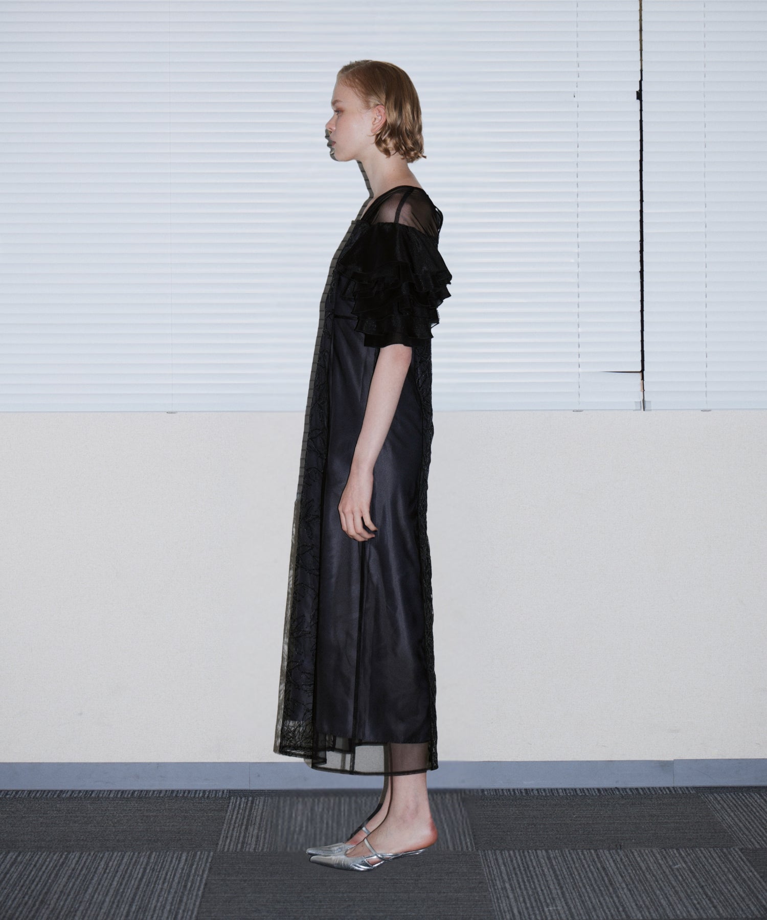 SPANGLE RUFFLE DRESS ブラック 横全身