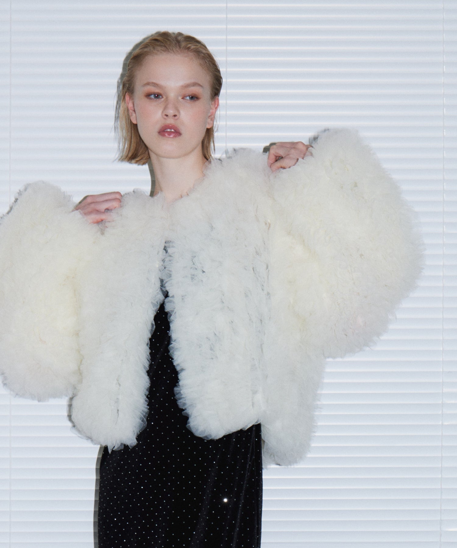 VOLUME TULLE JACKET アイボリー 正面アップポーズ