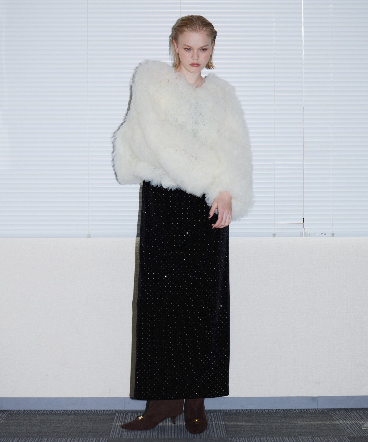 VOLUME TULLE JACKET アイボリー 正面全身ポーズ