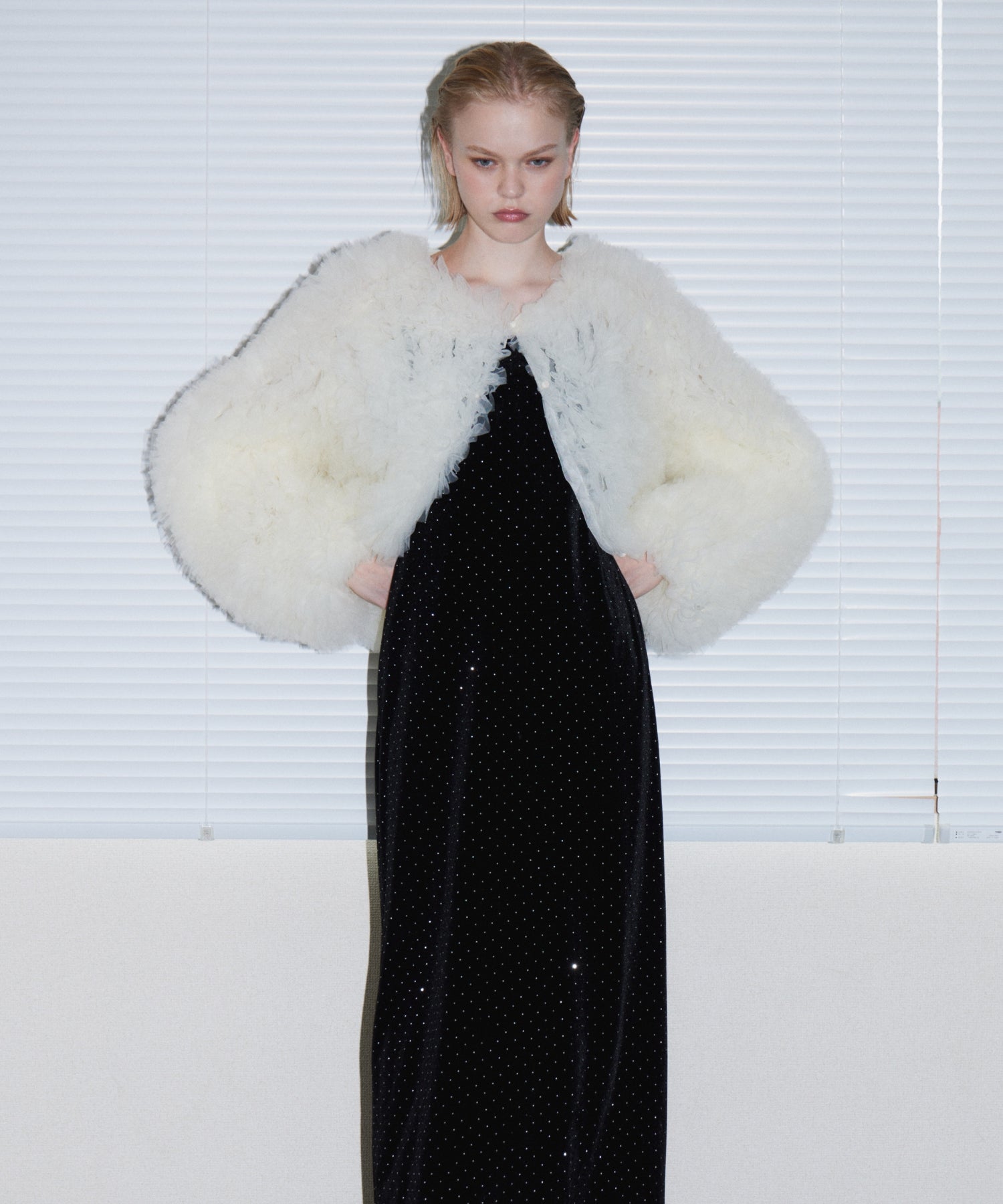 VOLUME TULLE JACKET アイボリー正面アップポーズ