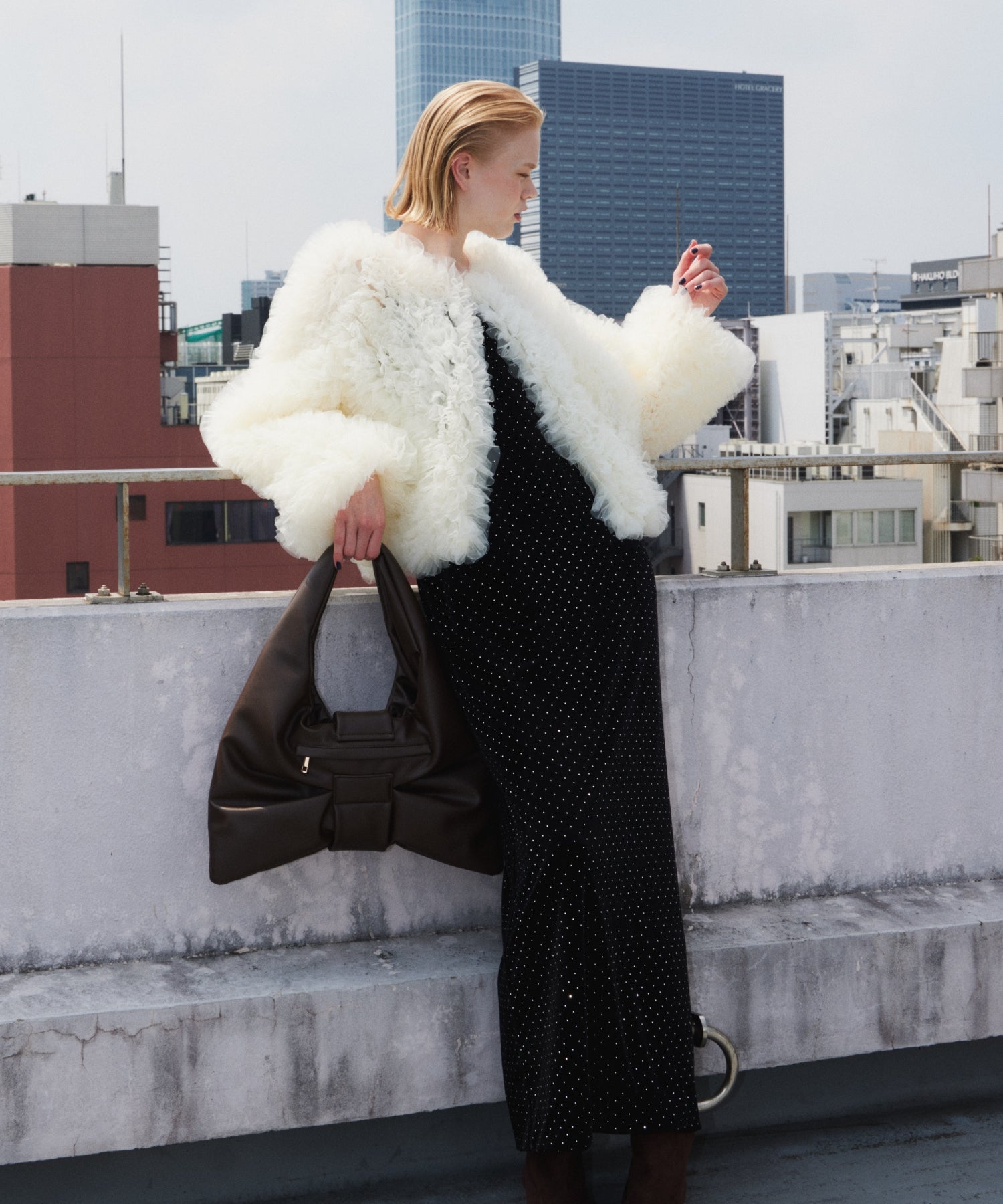 VOLUME TULLE JACKET アイボリー 正面全身ポーズ